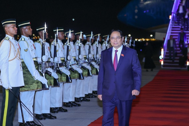 Prime Minister Pham Minh Chinh and a high-ranking Vietnamese delegation arrives in Kuala Lumpur, beginning a three-day working trip to Malaysia to attend the 47th ASEAN Summit and related meetings from October 25–28. (Photo: VNA) pm-chinh-malaysia-asean-summit-2.jpg