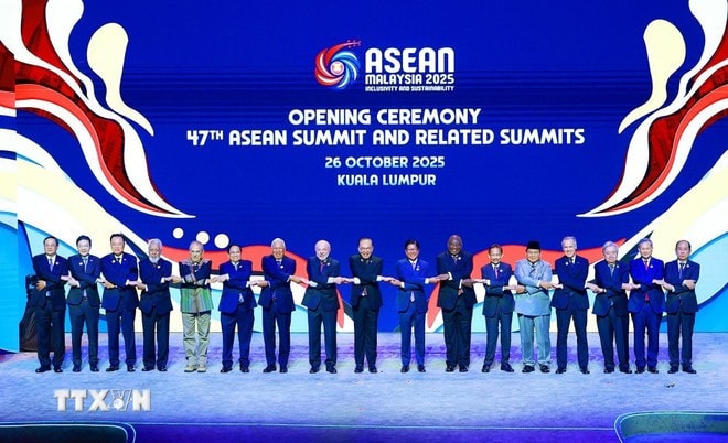 Prime Minister Pham Minh Chinh (sixth, left) and heads of delegations pose for a group photo at the opening ceremony of the 47th ASEAN Summit in Malaysia. (Photo: VNA)
