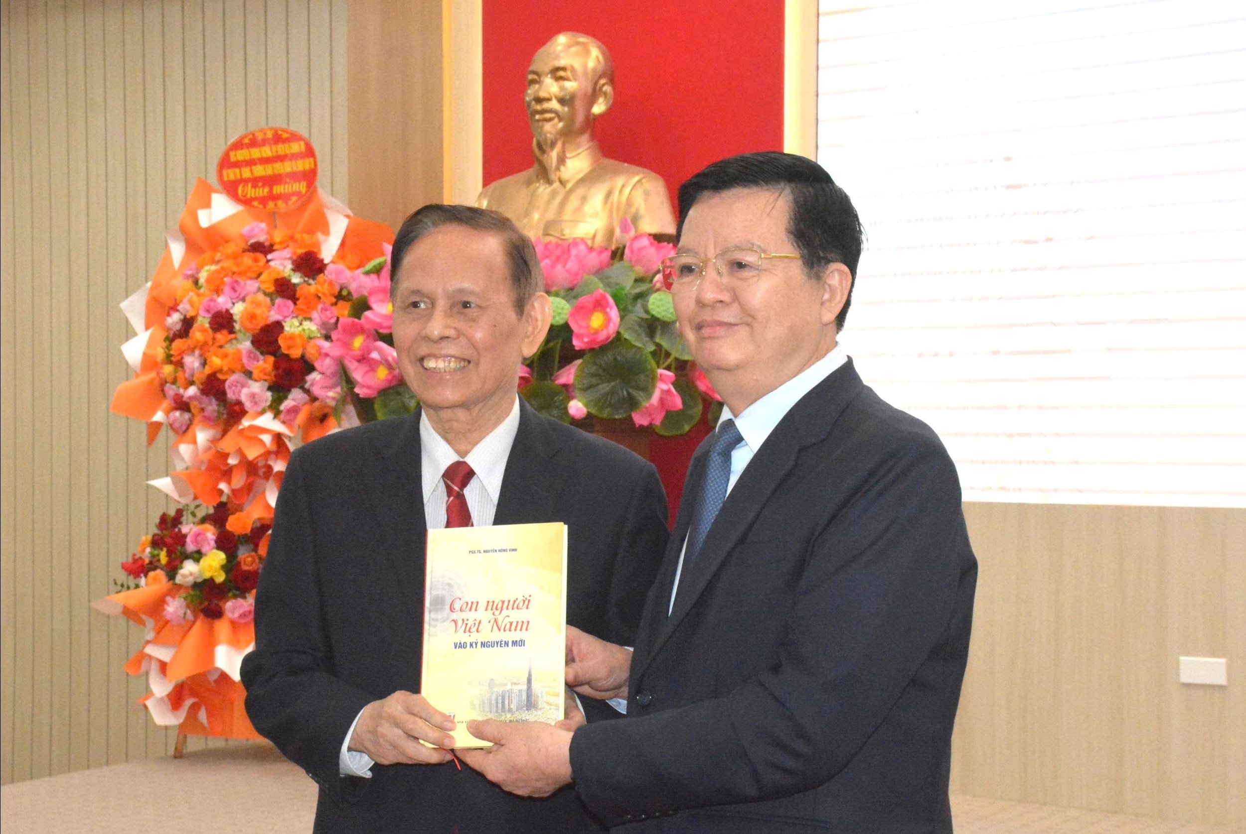 PGS. TS Nguyễn Hồng Vinh tặng sách cho Phó Thủ tướng Mai văn Chính