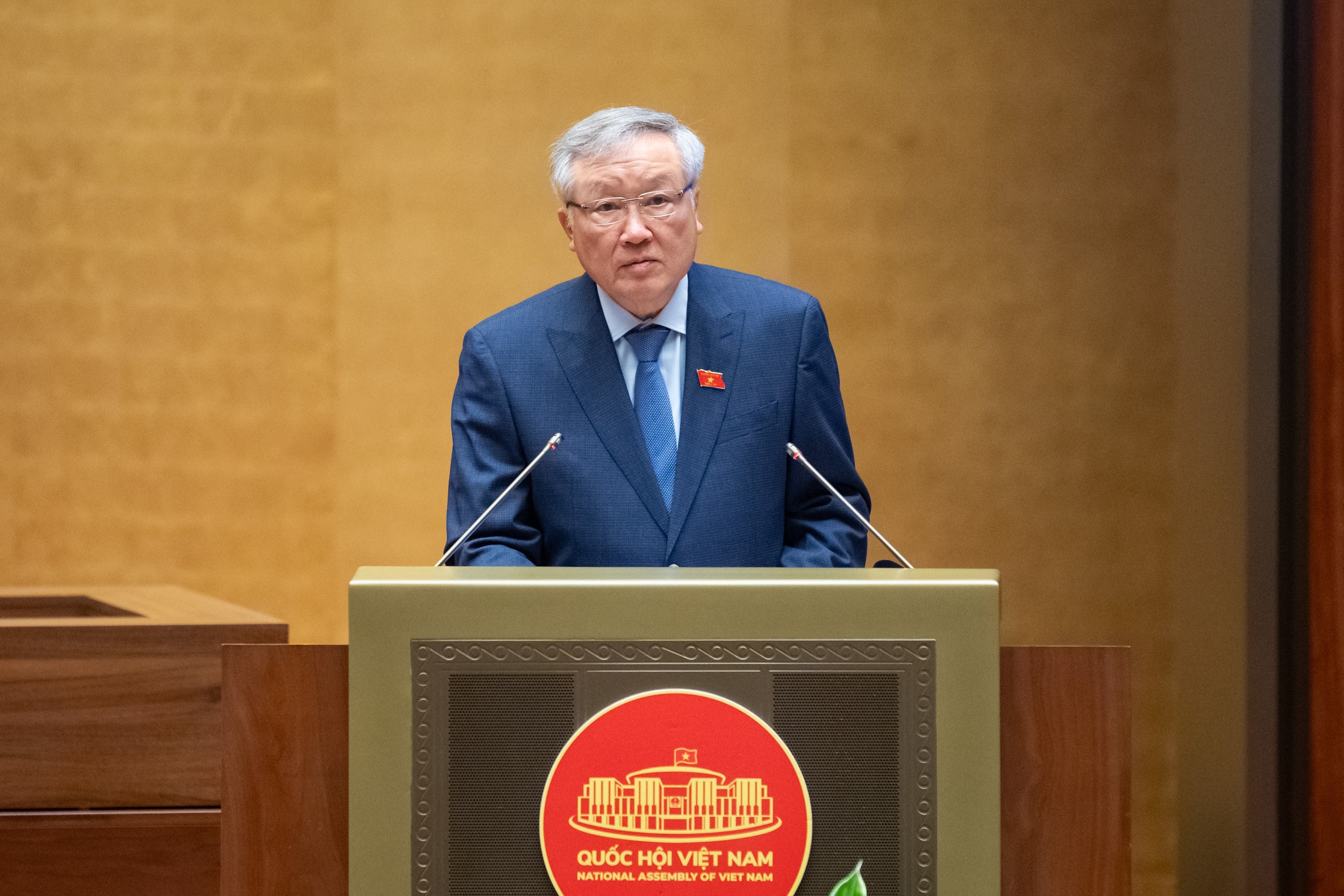 Phó Thủ tướng Chính phủ Nguyễn Hoà Bình, thừa ủy quyền của Thủ tướng Chính phủ trình bày Tờ trình về 03 dự án: Luật Thi hành tạm giữ, tạm giam và cấm đi khỏi nơi cư trú; Luật Thi hành án hình sự (sửa đổi); Luật sửa đổi, bổ sung một số điều của Luật Lý lịch tư pháp. Ảnh: Phạm Thắng