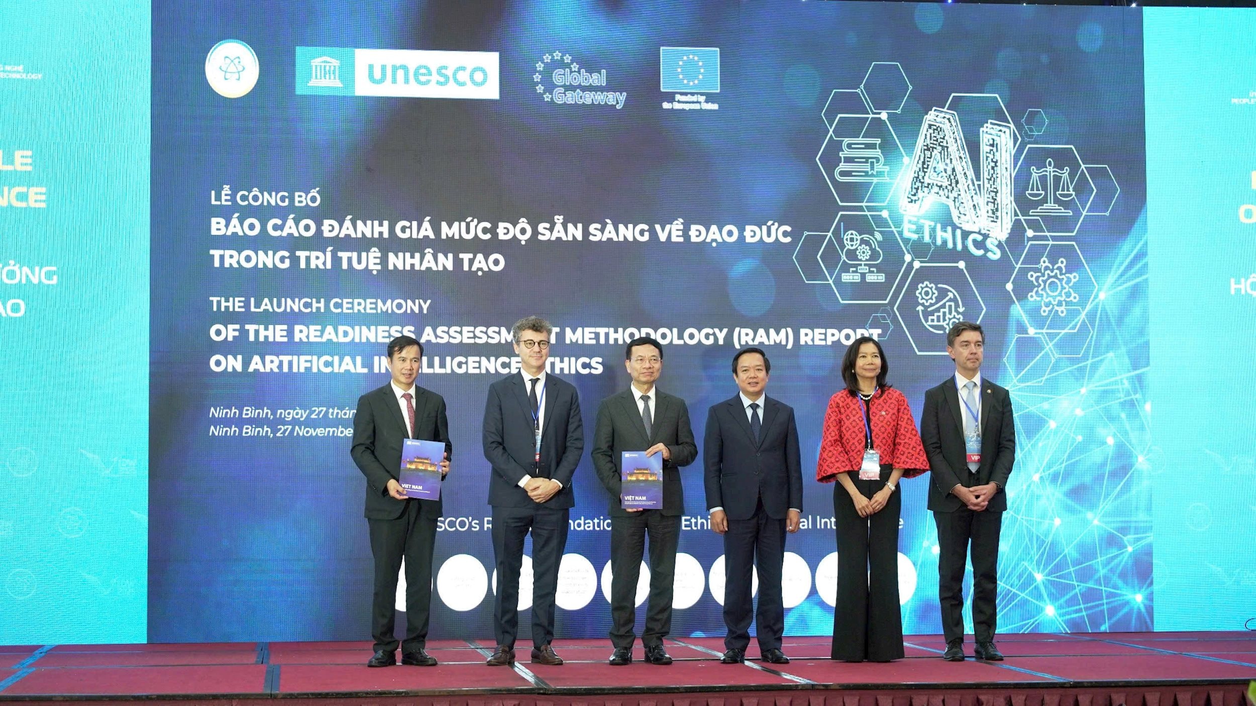 Bộ trưởng Nguyễn Mạnh Hùng.bàn giao Báo cáo RAM tại Việt Nam cho 