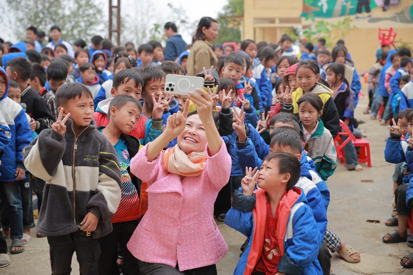 Hiệu trưởng Trường THCS Trưng Vương Nguyễn Thị Thu Hà rạng rỡ cùng các em học sinh tại điểm trường nội trú Chế Tạo, xã Mù Căng Chải, tỉnh Yên Bái