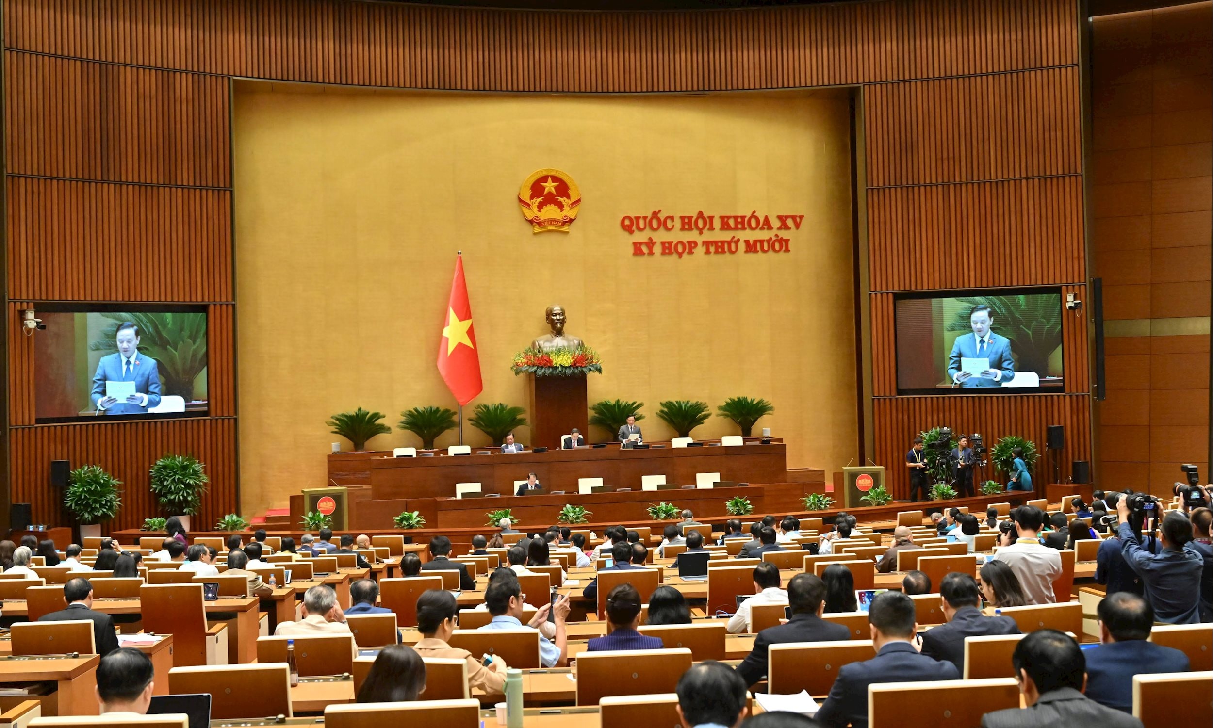 Phó Chủ tịch Quốc hội Nguyễn Khắc Định điều hành phiên họp. Ảnh: Quang Khánh