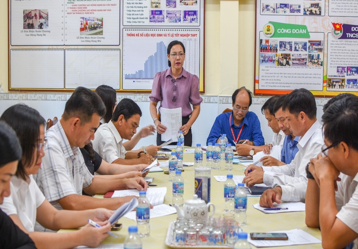 Bà Trần Thị Huỳnh Dao, Trưởng Ban Văn hóa - Xã hội HĐND tỉnh phát biểu tại buổi làm việc với trường Tiểu học Phan Ngọc Hiển và trường THPT Hồ Thị Kỷ. Ảnh Phú Hữu