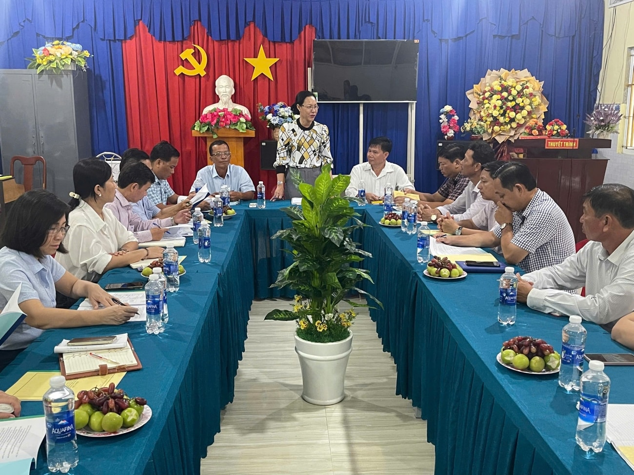 Bà Trần Thị Huỳnh Dao, Trưởng ban VH-XH phát biểu tại buổi làm việc tại các trường