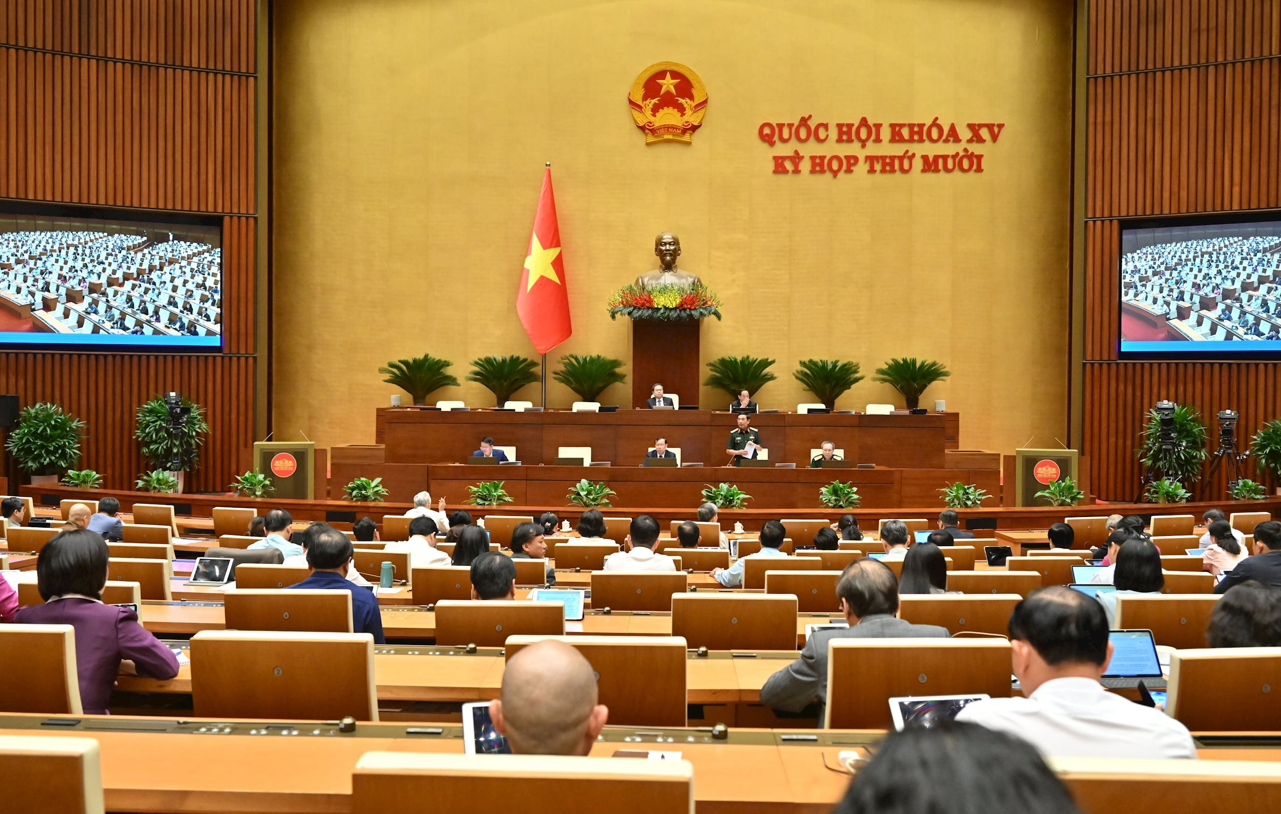 Bộ trưởng Bộ Quốc phòng Phan Văn Giang giải trình làm rõ một số vấn đềVQK_2938