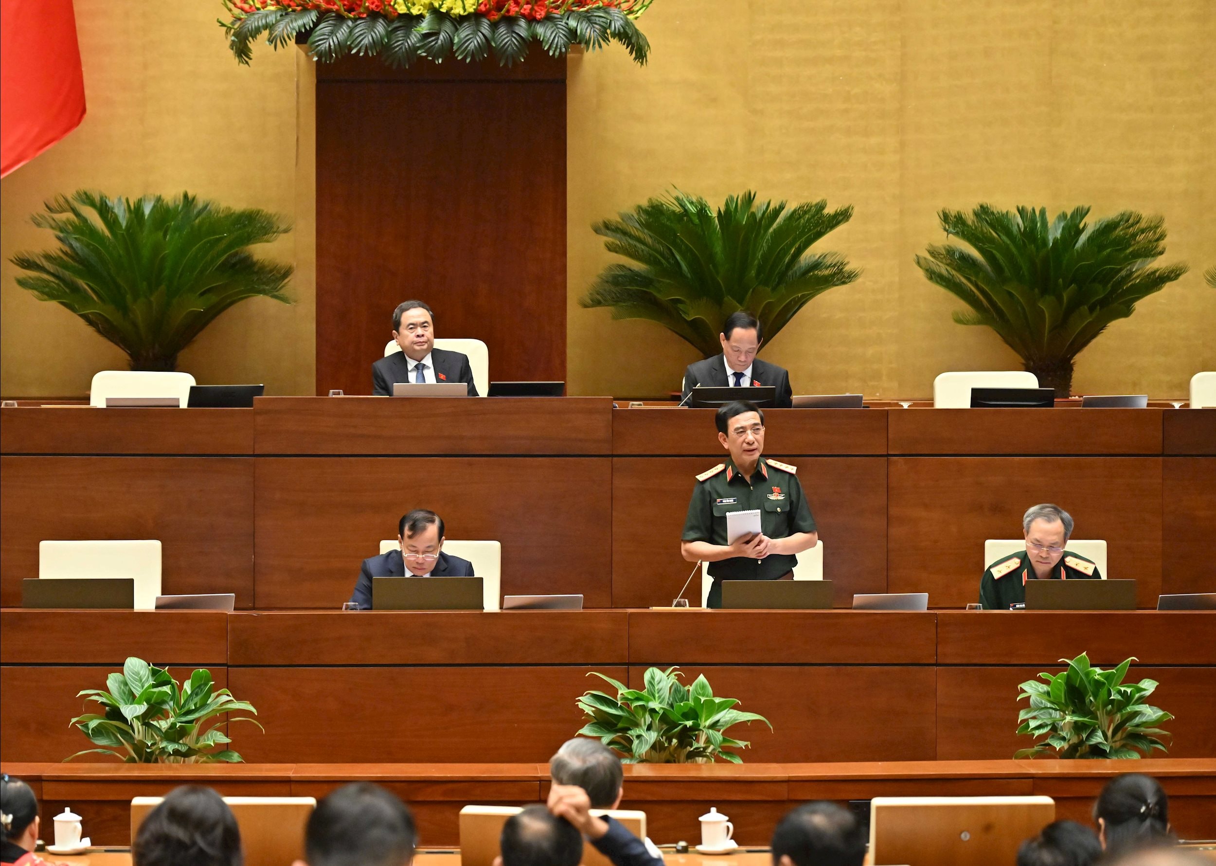 Bộ trưởng Bộ Quốc phòng Phan Văn Giang giải trình làm rõ một số vấn đềVQK_2951