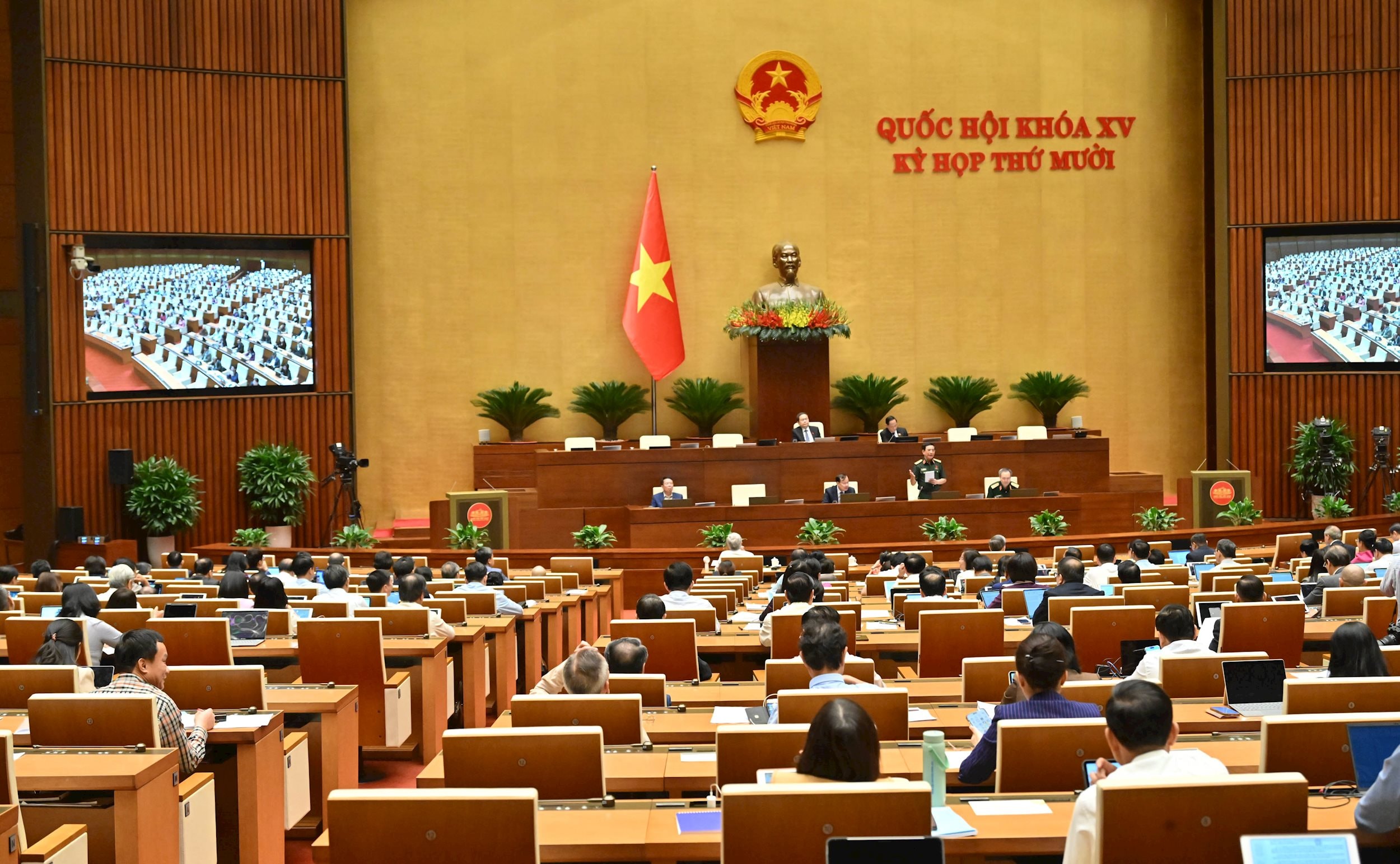 Bộ trưởng Bộ Quốc phòng Phan Văn Giang giải trình làm rõ một số vấn đềVQK_2957