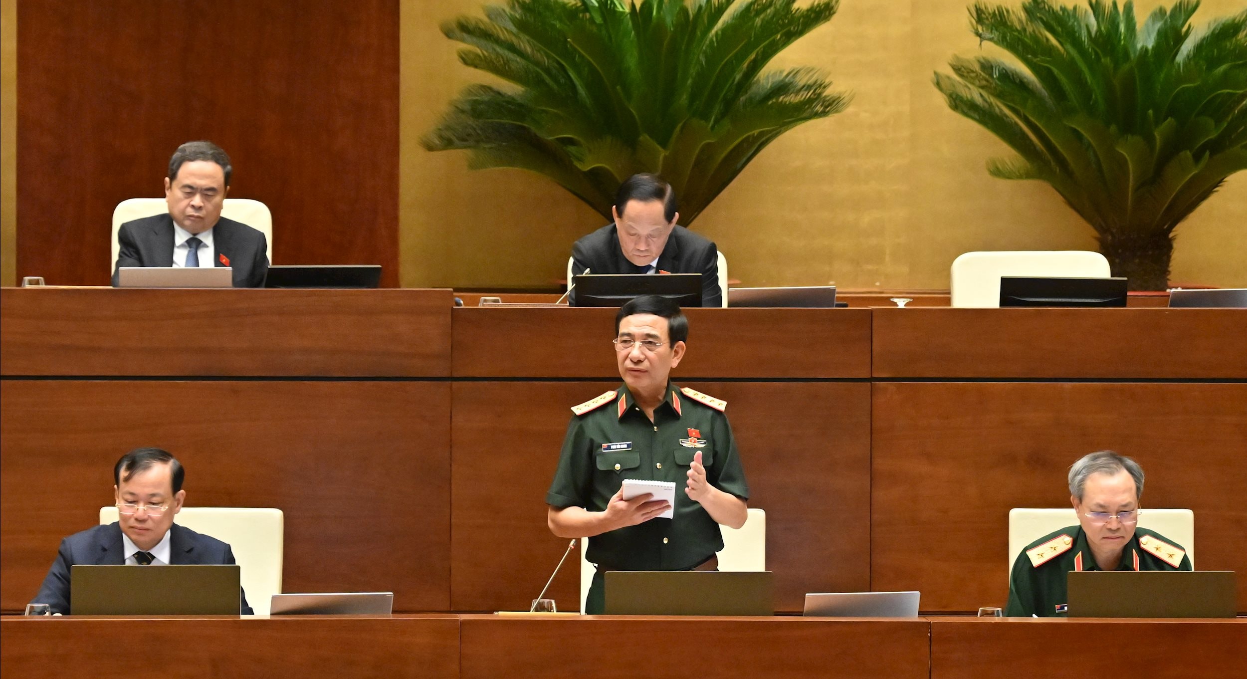 Bộ trưởng Bộ Quốc phòng Phan Văn Giang giải trình làm rõ một số vấn đềVQK_2960