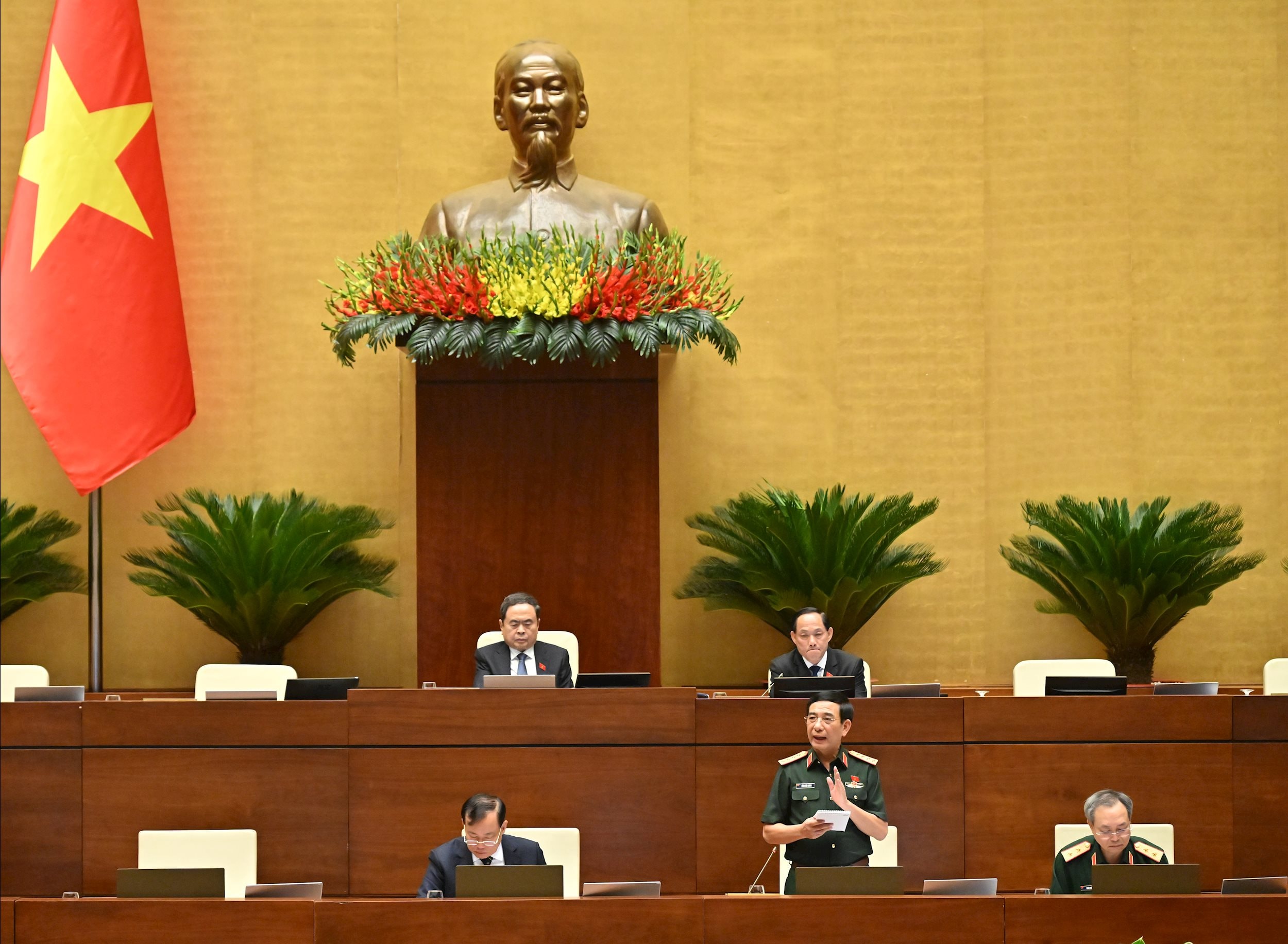 Bộ trưởng Bộ Quốc phòng Phan Văn Giang giải trình làm rõ một số vấn đềVQK_2977