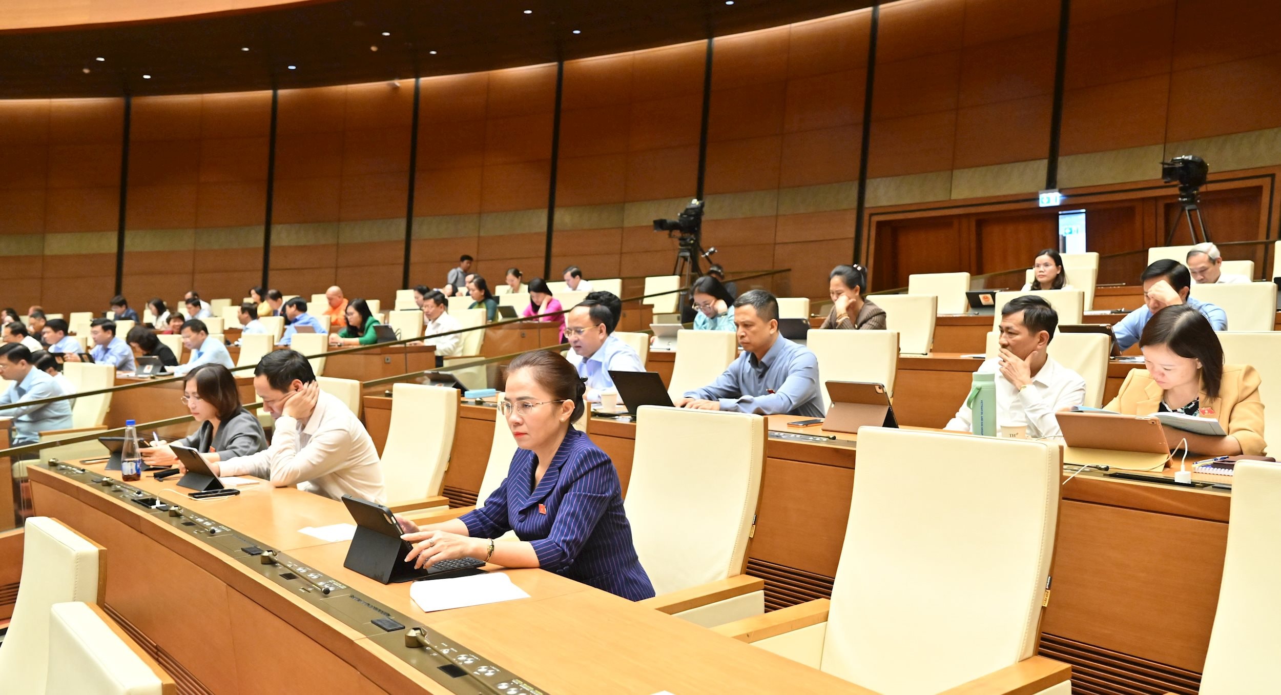 Các đại biểu tại phiên họpVQK_2860