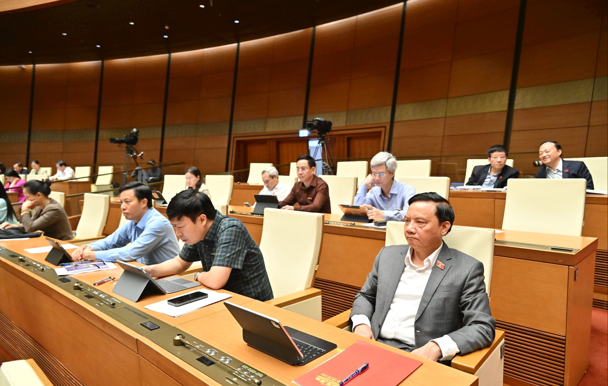 Các đại biểu tại phiên họpVQK_2871