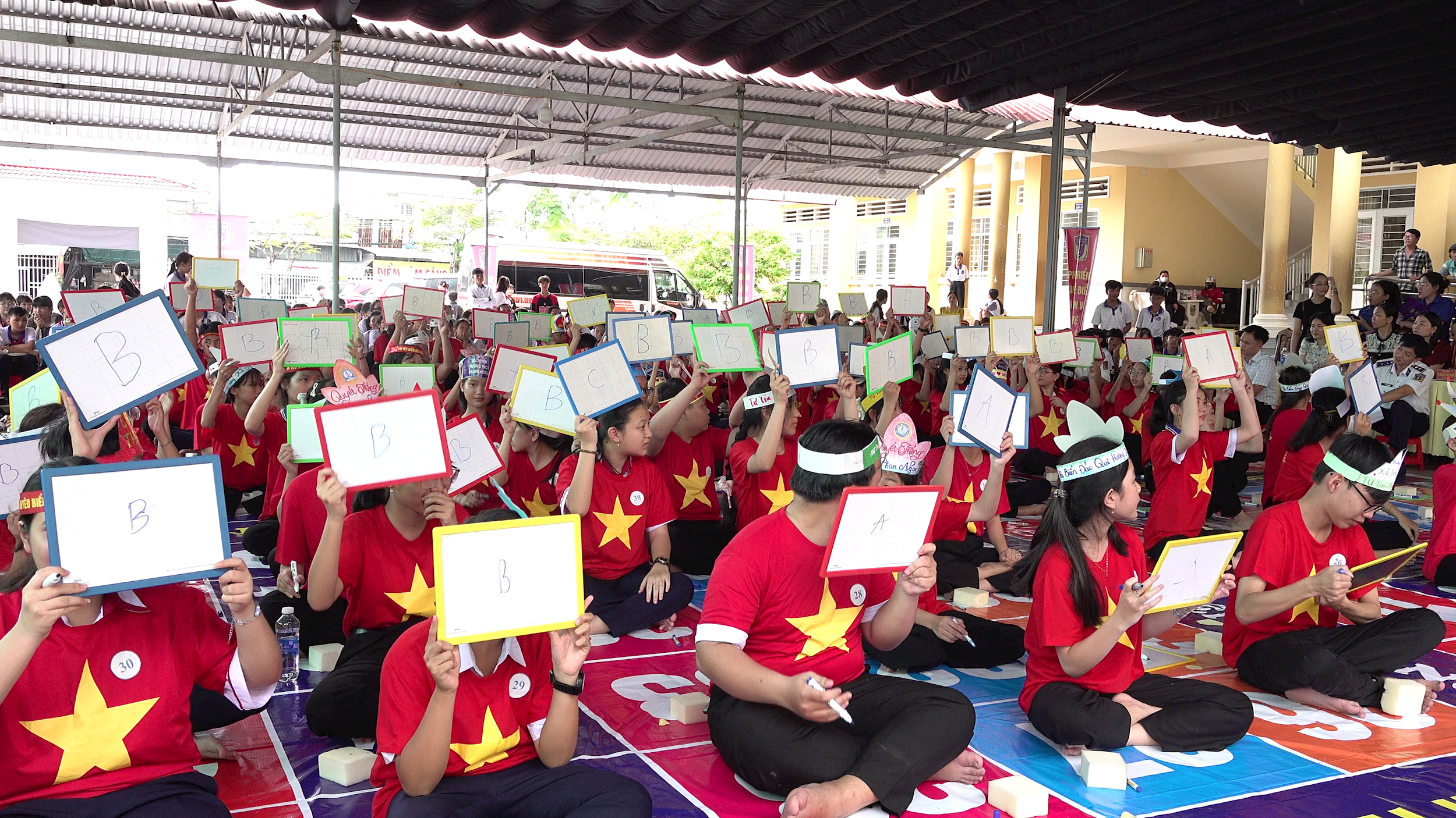 Các em học sinh tham gia trả lời các câu hỏi