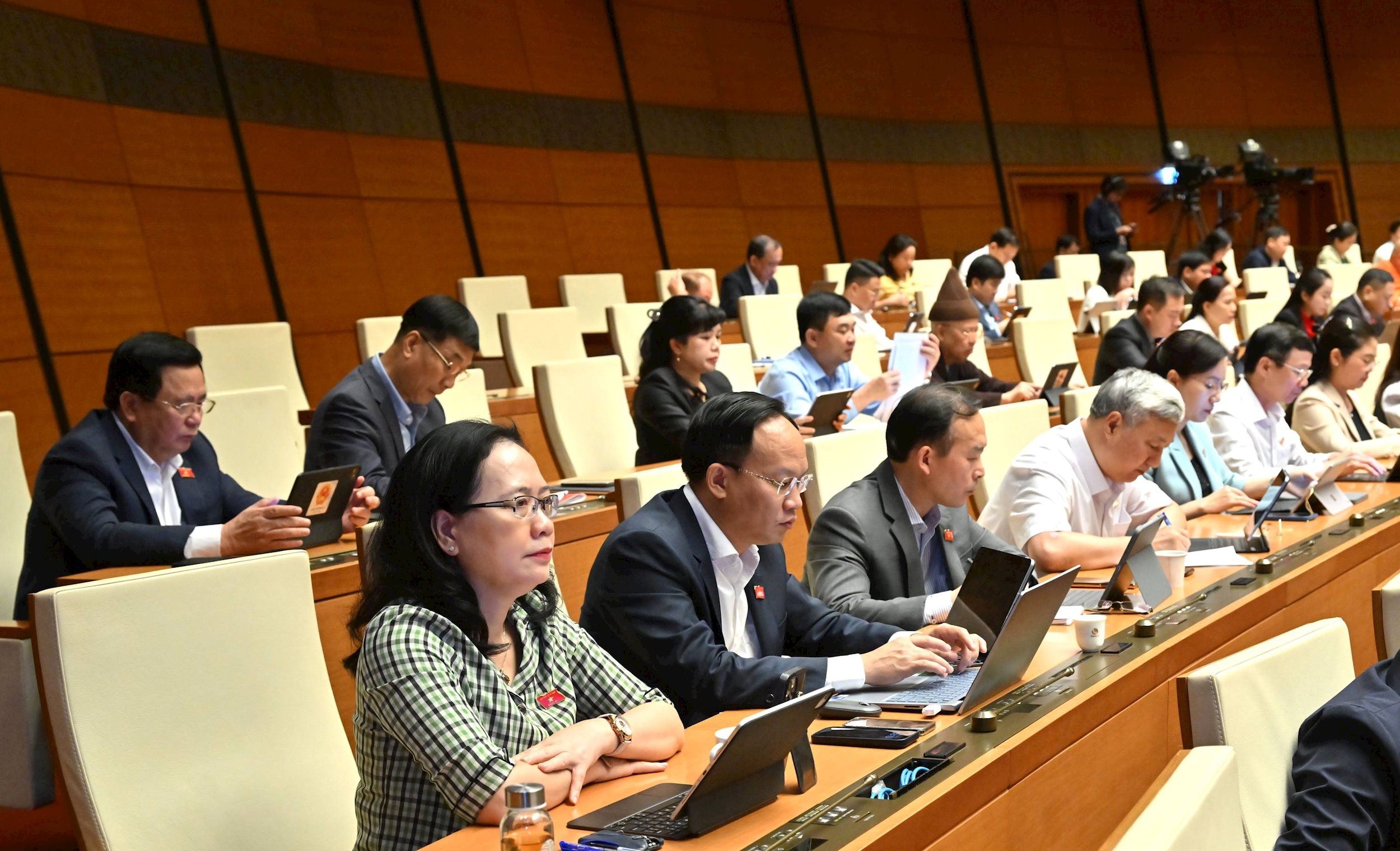 Các đại biểu tại phiên họp. Ảnh: Quang Khánh