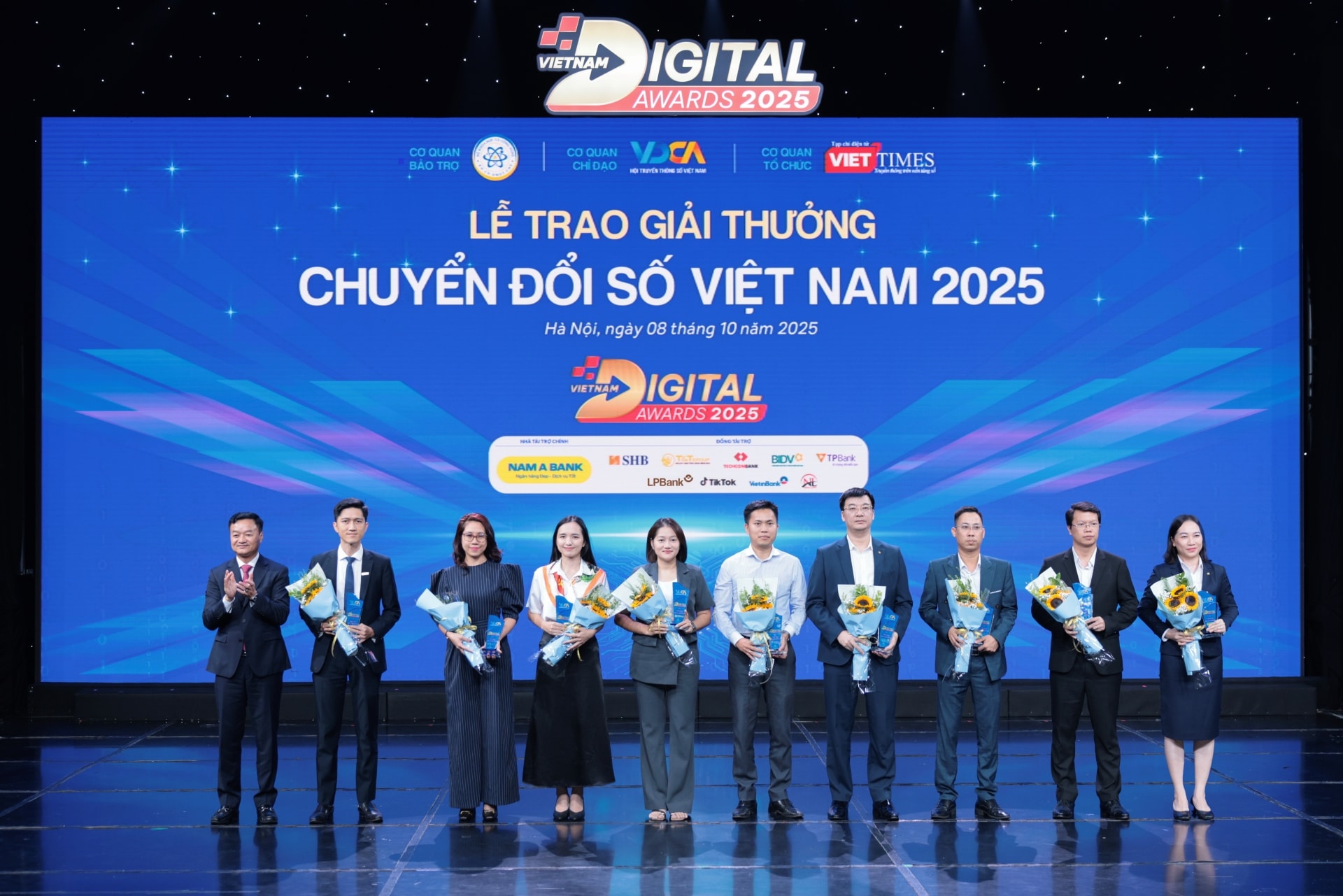 LPBank được vinh danh Doanh nghiệp chuyển đổi số xuất sắc 3