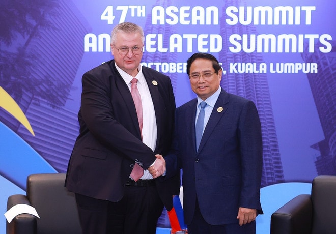 PM Pham Minh Chinh (R) meets with Russian Deputy PM Alexey Overchuk in Kuala Lumpur on October 27. (Photo: VNA) jb.jpg