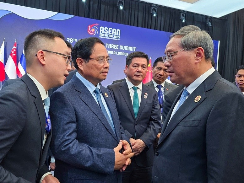 Vietnamese Prime Minister Pham Minh Chinh (second, left) meets with Chinese Premier Li Qiang (R) on the sidelines of the 47th ASEAN Summit and Related Summits. (Photo: Vietnamese Ministry of Foreign Affairs)