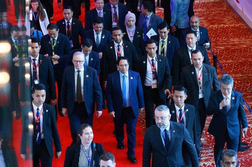PM Pham Minh Chinh and Australian PM Anthony Albanese come to attend the 20th East Asia Summit in Kuala Lumpur on October 27 (Photo: VNA)