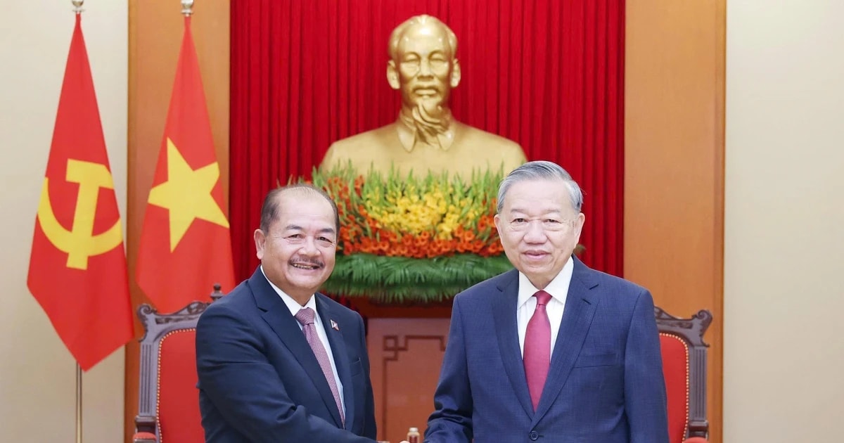 General Secretary of the Communist Party of Vietnam (CPV) Central Committee To Lam (R) receives LPRP's Politburo member and Deputy Prime Minister Kikeo Khaykhamphithoune in Hanoi on October 27. (Photo: VNA)