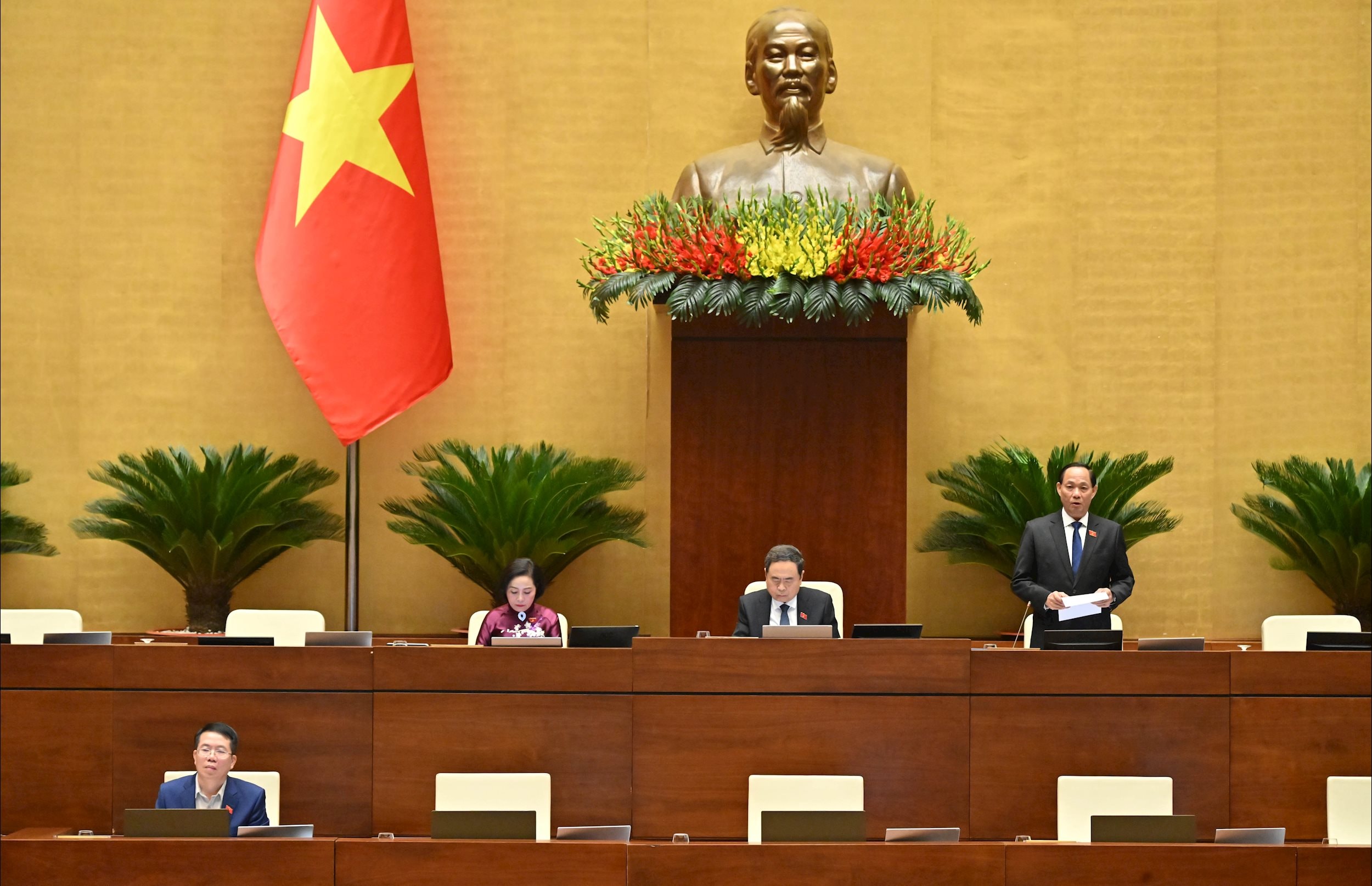 Phó Chủ tịch Quốc hội Trần Quang Phương điều hành phiên họpVQK_2796