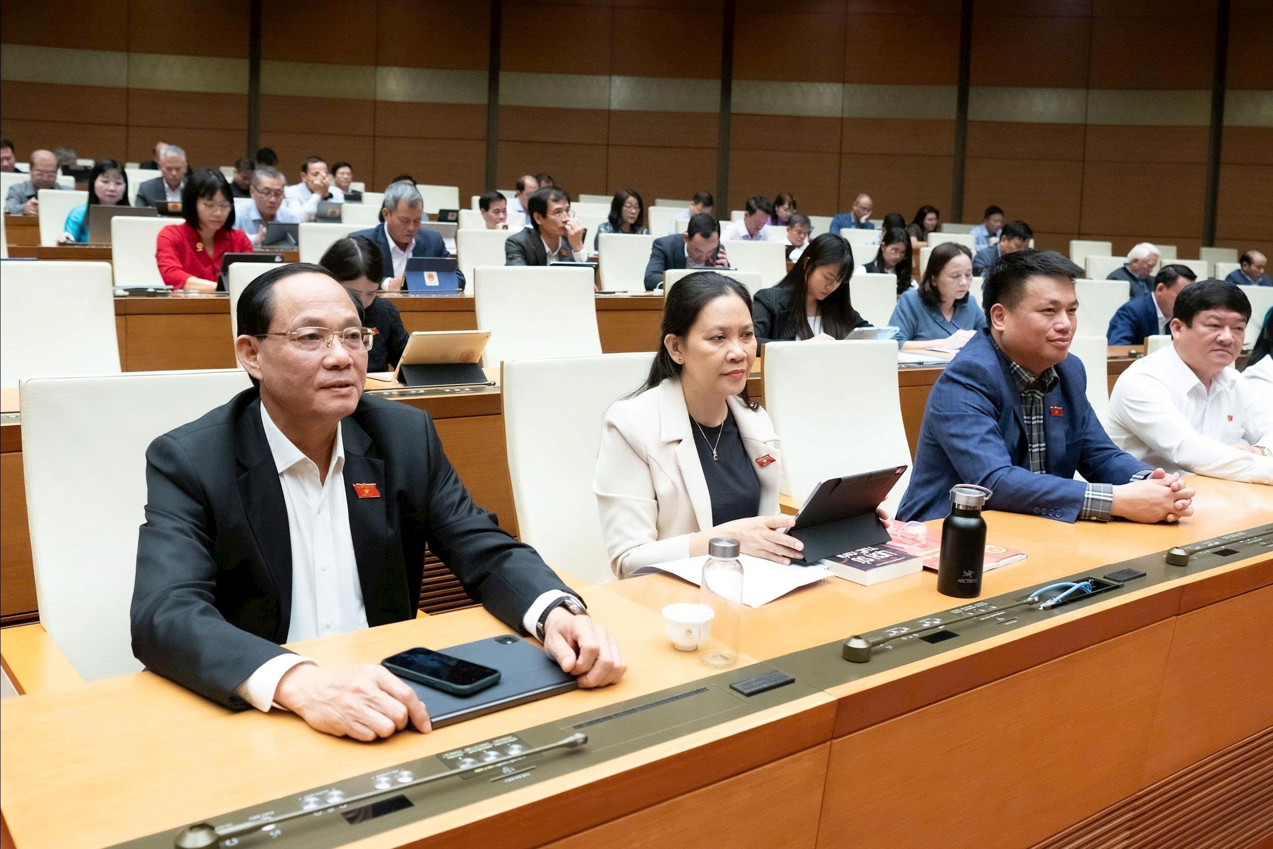 Phó Chủ tịch Quốc hội Trần Quang Phương và Đoàn ĐBQH Quảng Ngãiz7159469818111_7b243e6bad147240de980ff2ce66c095