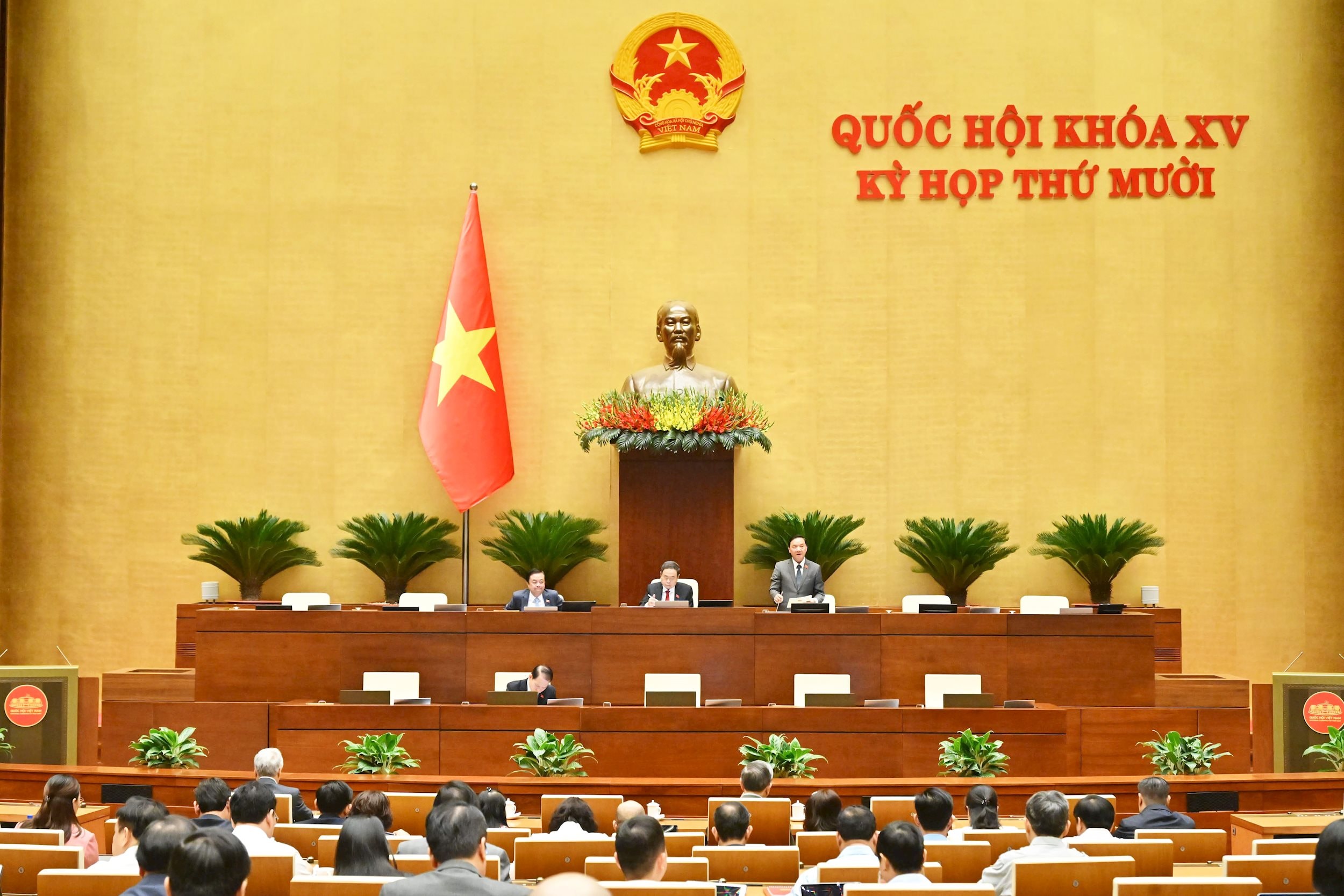 Phó Chủ tịch Quốc hội Nguyễn Khắc Định điều hành phiên họp. Ảnh: Quang Khánh