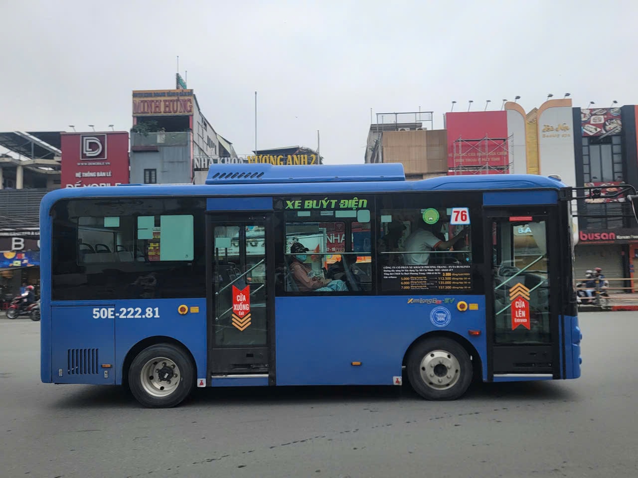 Xe buýt điện đang hoạt động trên một tuyến đường tại TP. Hồ Chí Minh. Ảnh: Quang Phương