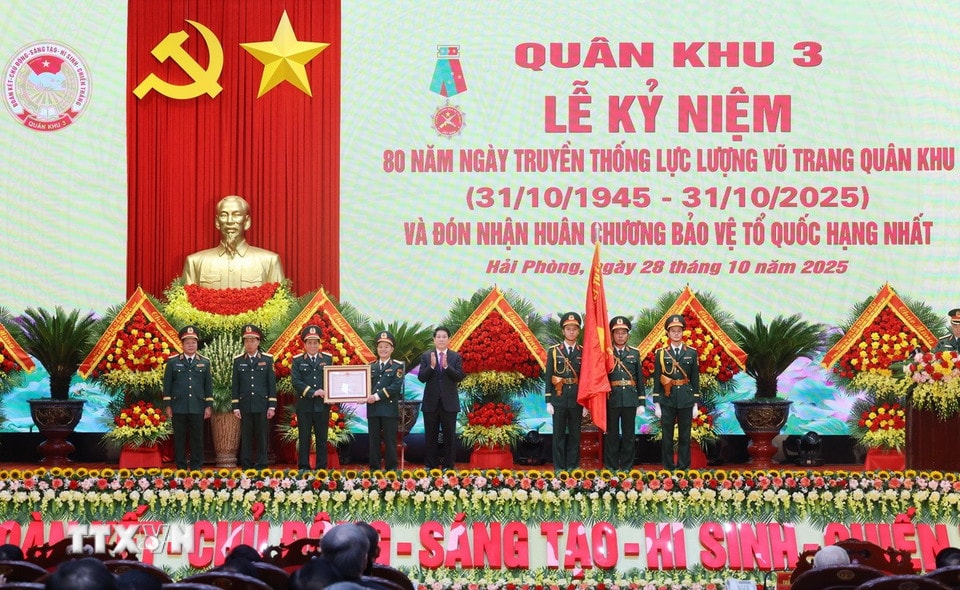 Chủ tịch nước Lương Cường trao Huân chương Bảo vệ Tổ quốc hạng Nhất tặng Quân khu 3. (Ảnh: Lâm Khánh/ TTXVN)