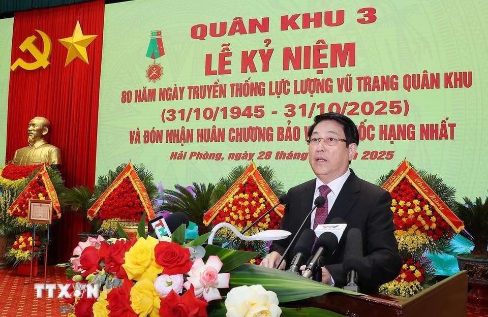 Chủ tịch nước Lương Cường chúc mừng Lực lượng vũ trang Quân khu 3. (Ảnh: Lâm Khánh/TTXVN)