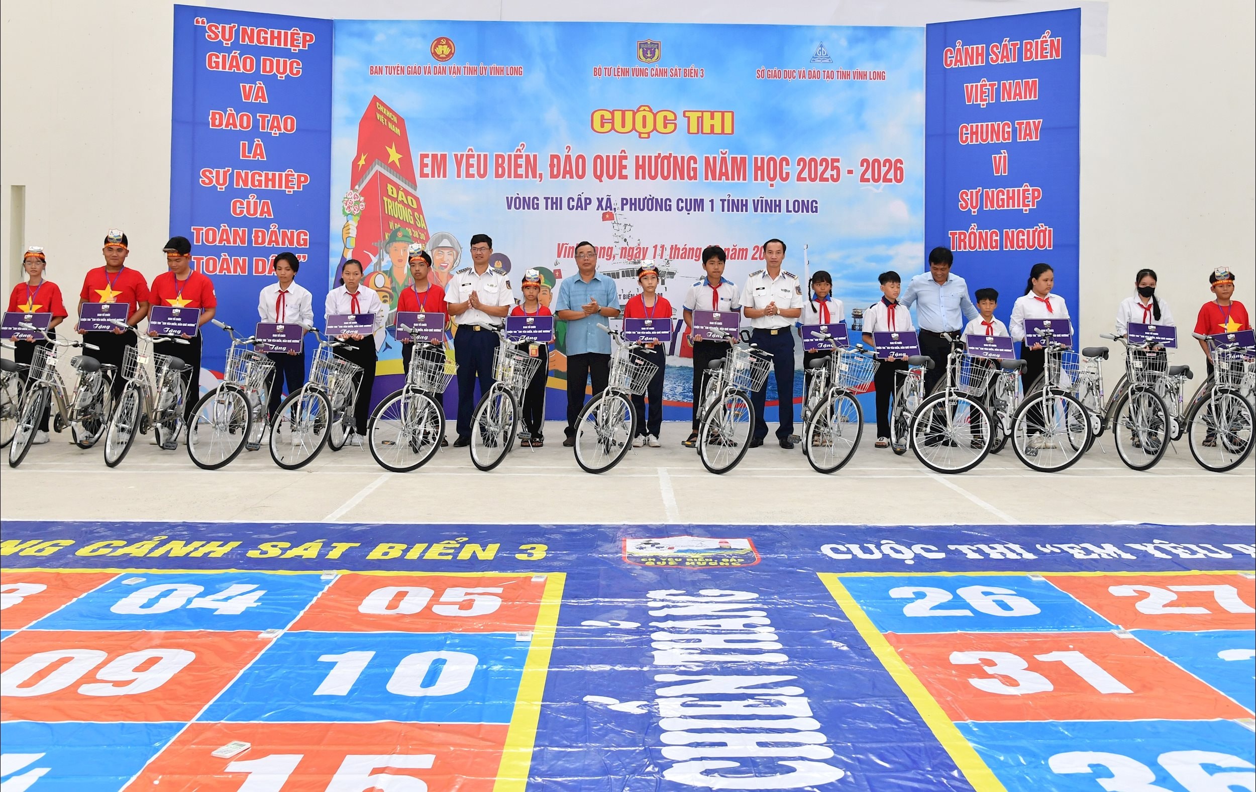 Ban Tổ chức tặng xe đạp cho các em học sinh nghèo có hoàn cảnh khó trên địa các xã, phường Cụm thi số 1