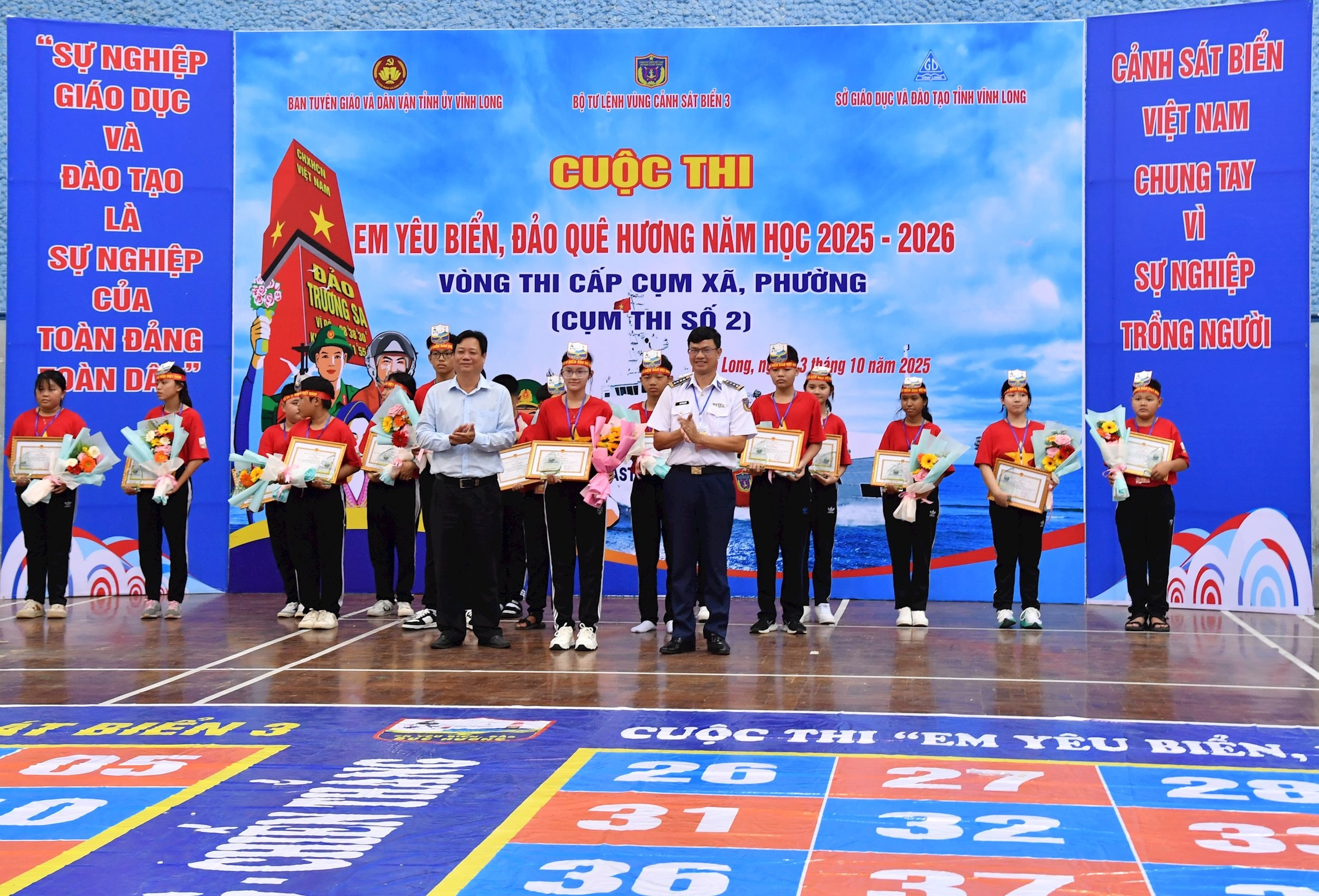 Ban Tổ chức trao giải nhất cho em học sinh đạt giải nhất vòng thi trwucj tiếp cụm xã, phường (cụm thi số 2)