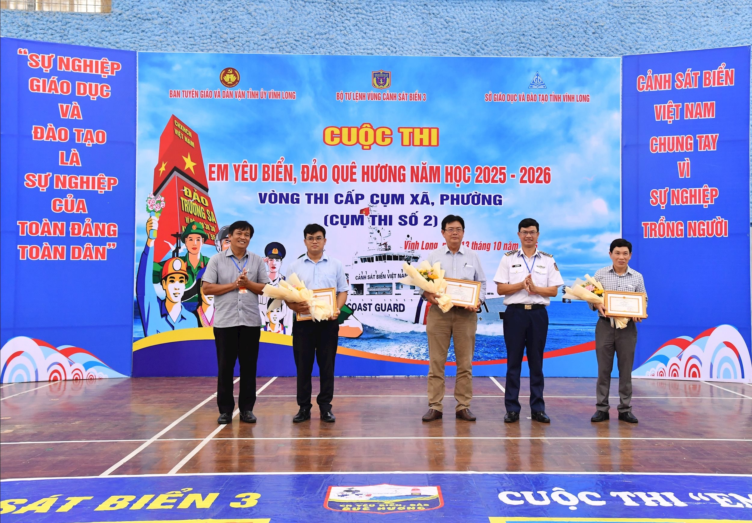 Ban Tổ chức trao giấy khen cho các trường đạt thành tích xuất sắc trong triển khai vòng thi trực tuyến