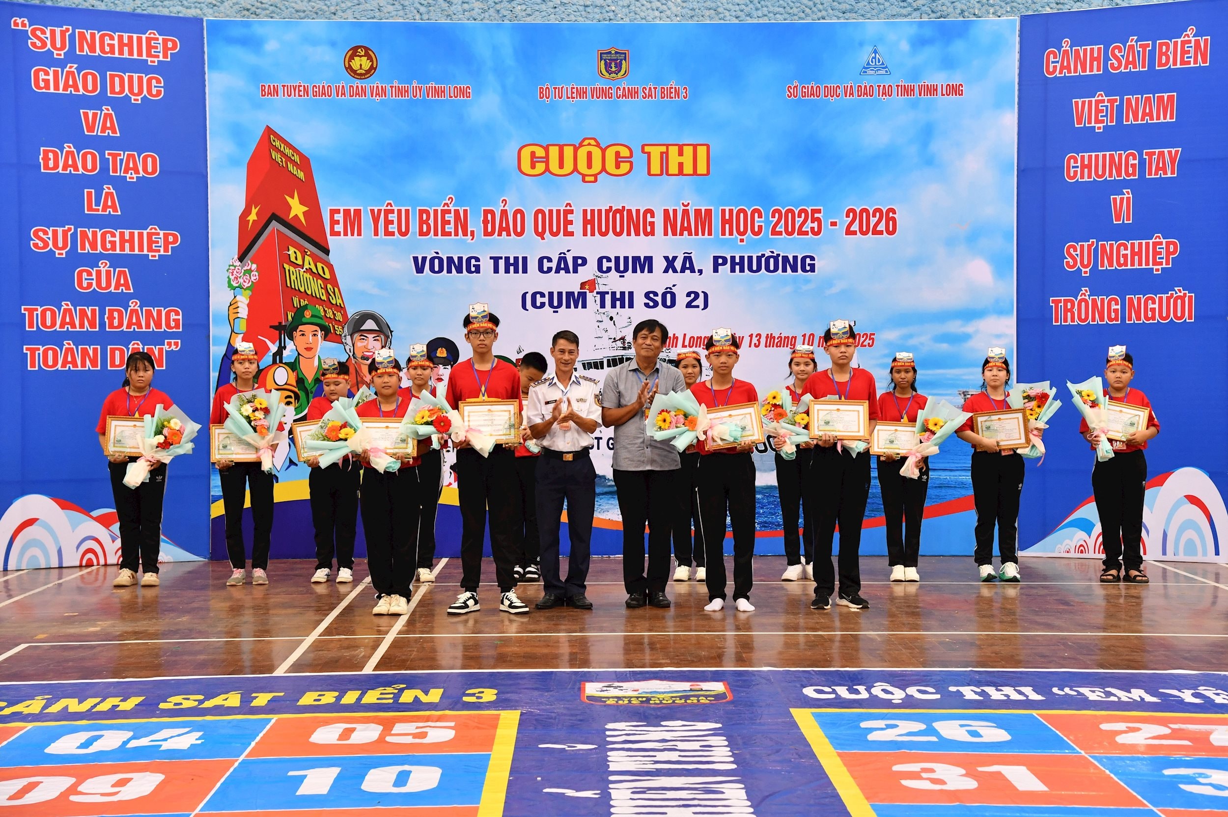 Ban Tổ chức trao tặng giải khuyến khích cho các em học sinh đạt thành tích tôt trong phần thi trực tiếp cụm xã, phường cụm thi số 2