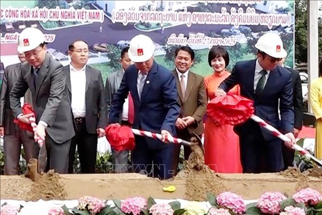 Vietnamese and Lao delegates perform the groundbreaking sand-shovelling ceremony to launch the construction of the Houaphanh provincial Radio and Television Station on October 27. (Photo: VNA) 