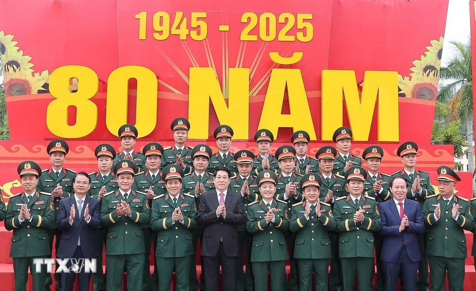 Chủ tịch nước Lương Cường với các đại biểu dự Lễ kỷ niệm. (Ảnh: Lâm Khánh/ TTXVN)