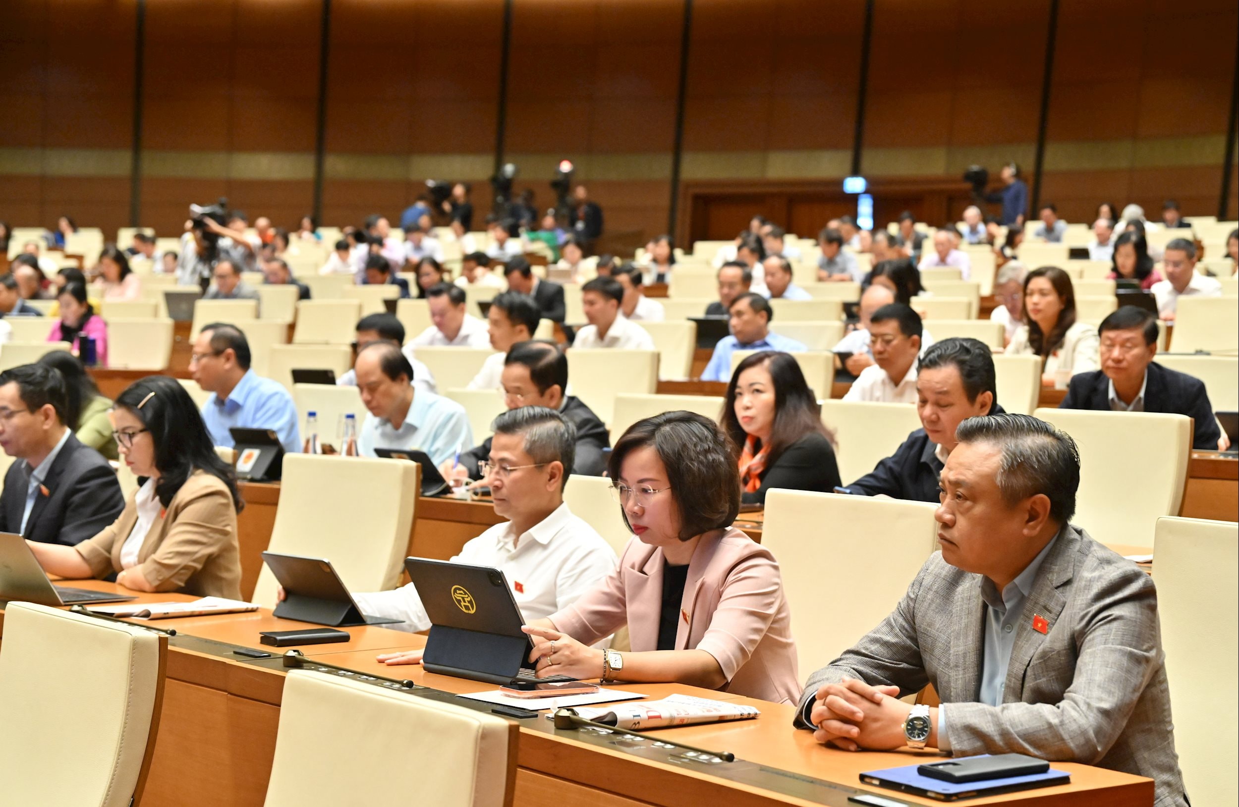 Các đại biểu tại phiên họpVQK_3022