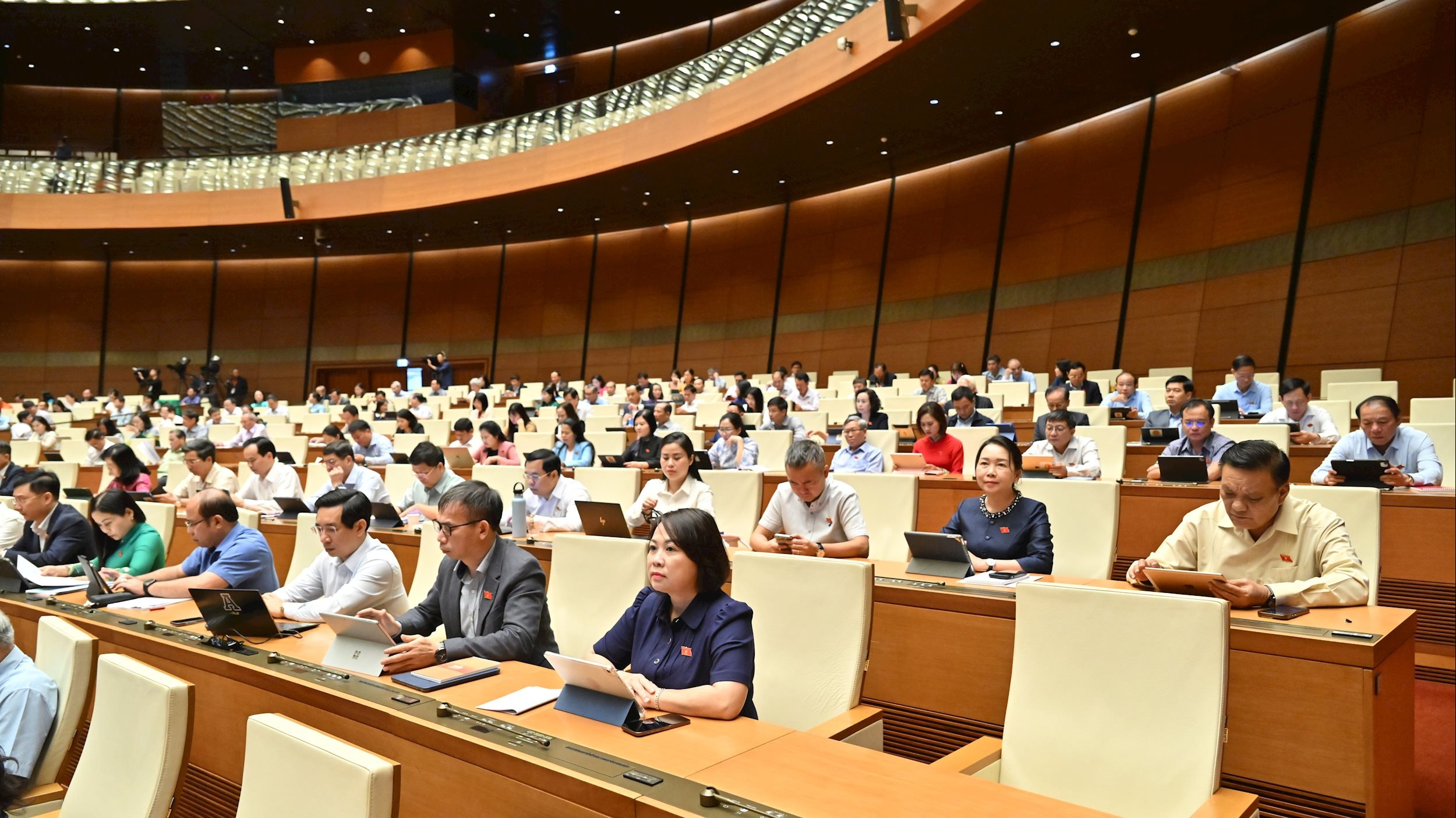 Các đại biểu tại phiên họpVQK_3038