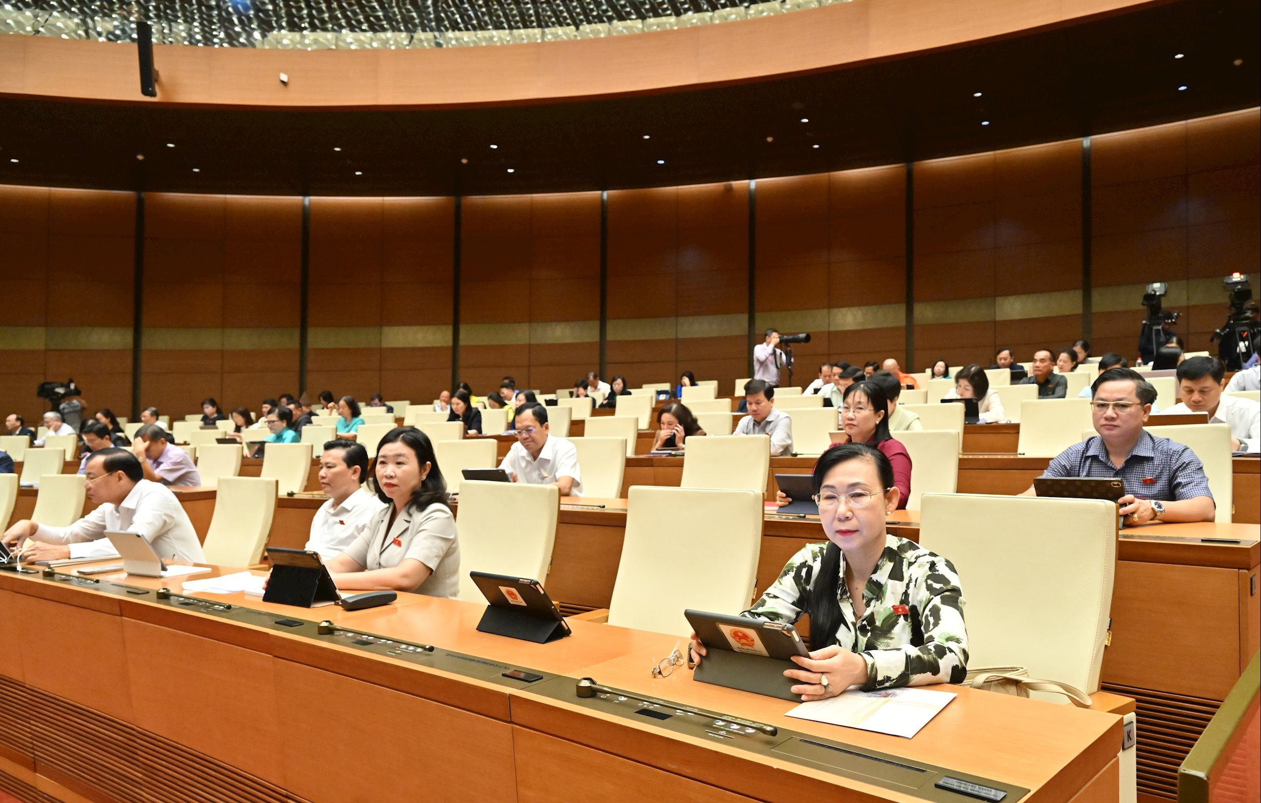 Các đại biểu tại phiên họpVQK_3062