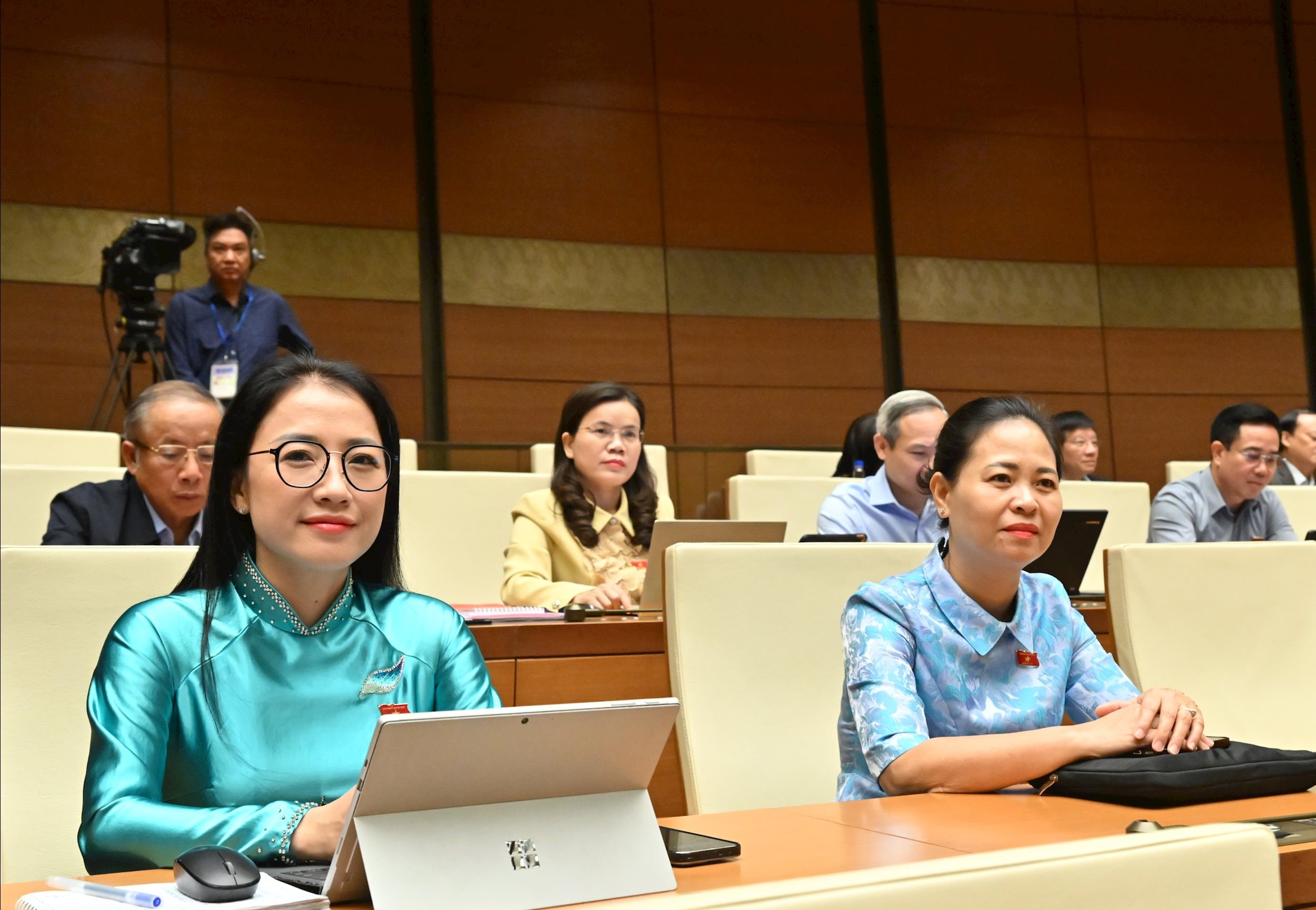 Các đại biểu tại phiên họpVQK_3071