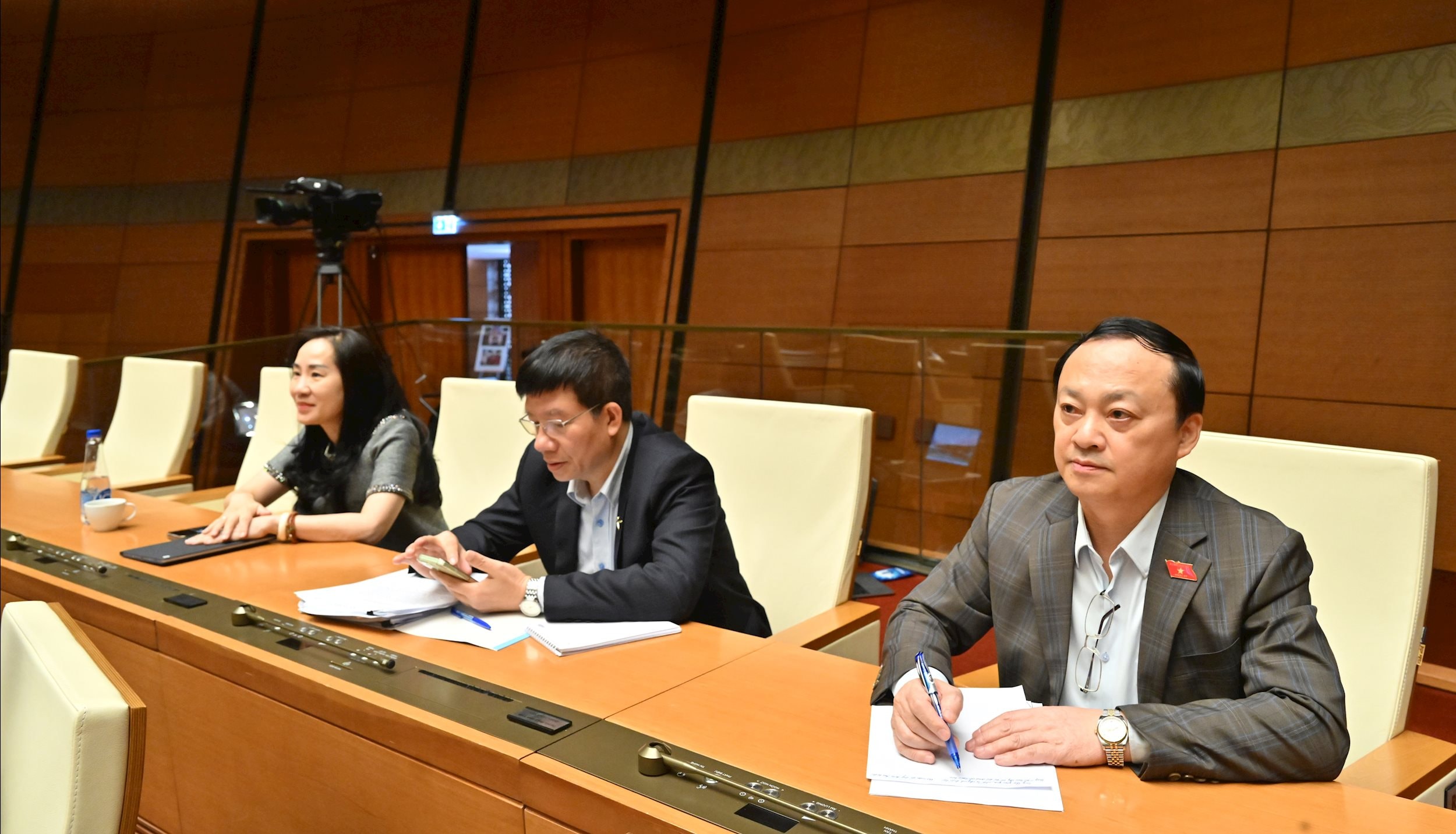 Các đại biểu tại phiên họpVQK_3100