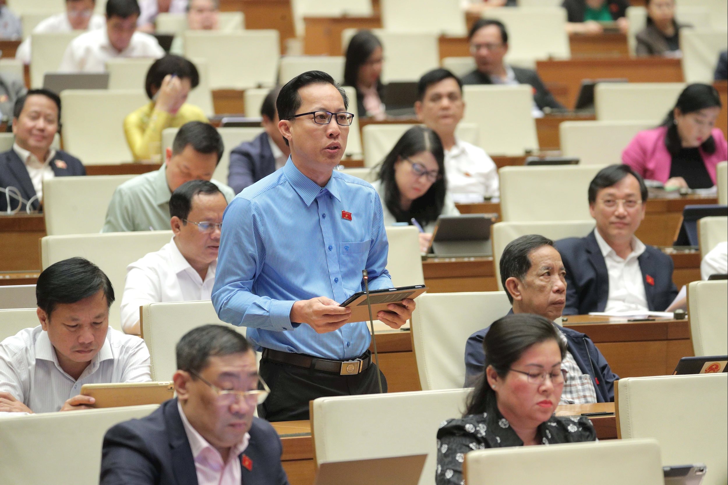 राष्ट्रीय असेंबली प्रतिनिधि त्रिन्ह मिन्ह बिन्ह (विन्ह लोंग)