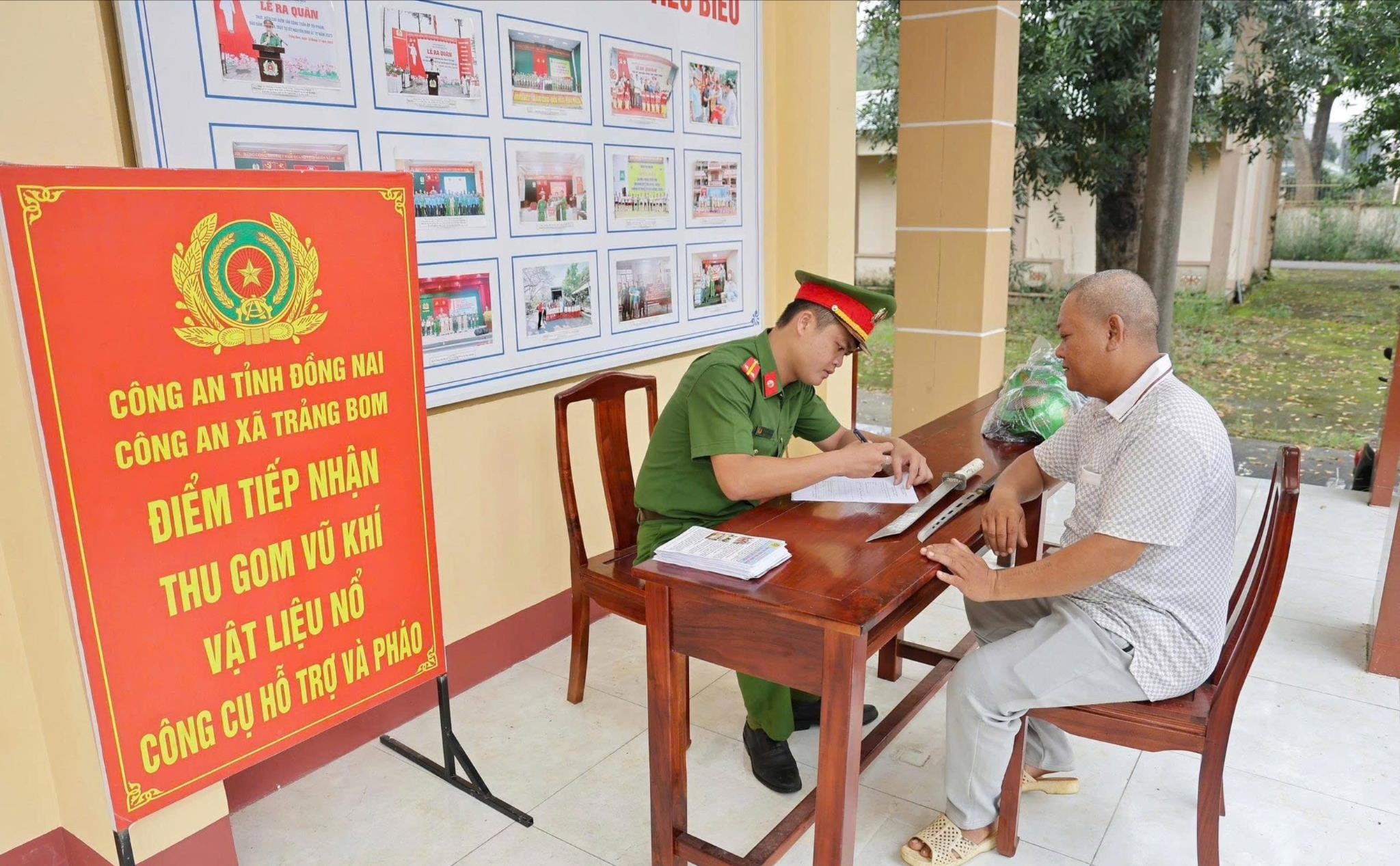 giao-nop-vu-khi-4(1).jpg