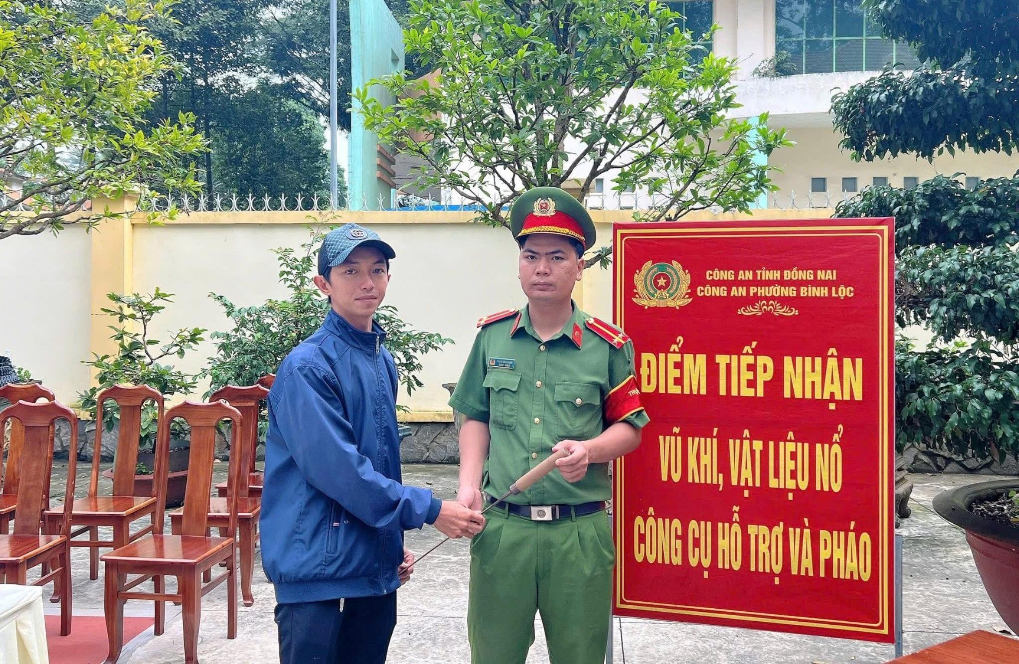 giao-nop-vu-khi-5(1).jpg