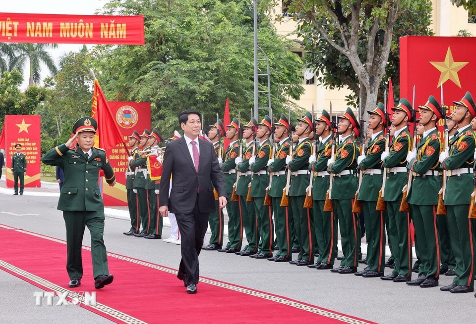 Chủ tịch nước Lương Cường duyệt đội danh dự. (Ảnh: Lâm Khánh/TTXVN)