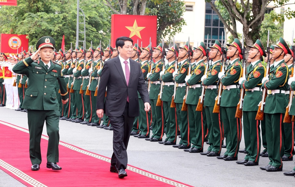 Chủ tịch nước Lương Cường duyệt đội danh dự. (Ảnh: Lâm Khánh/TTXVN)