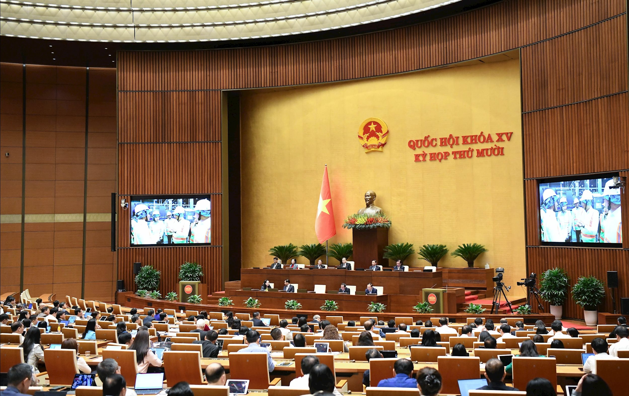 QH xem videoclip về việc thực hiện chính sách, pháp luật về bảo vệ môi trường kể từ khi Luật Bảo vệ môi trường năm 2020 có hiệu lực thi hành3