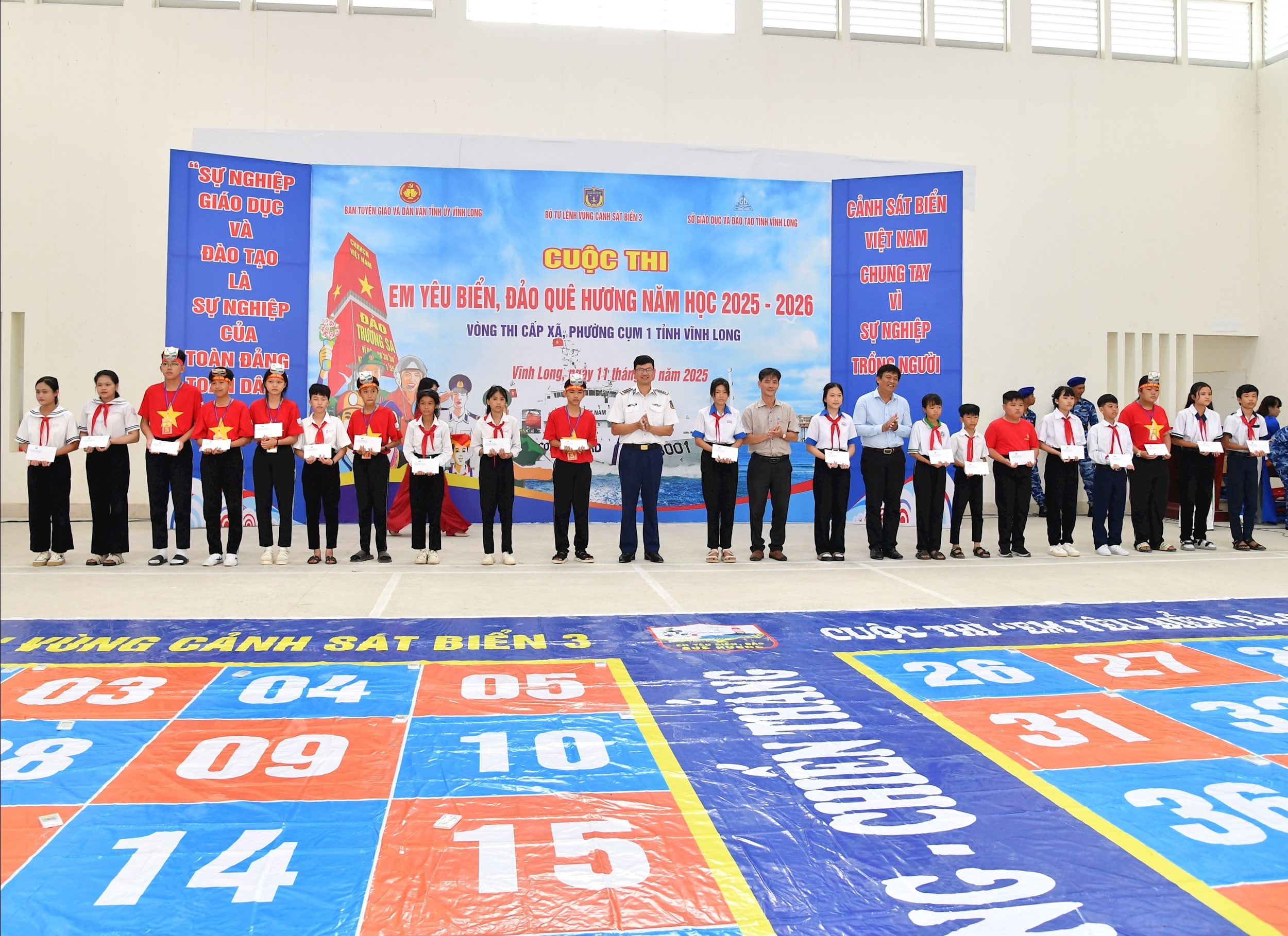 Trao học bổng cho các em học sinh có hoàm cảnh khó khăn tại vòng thi trực tiếp tại Cụm thi xã, phường Cụm thi số 1