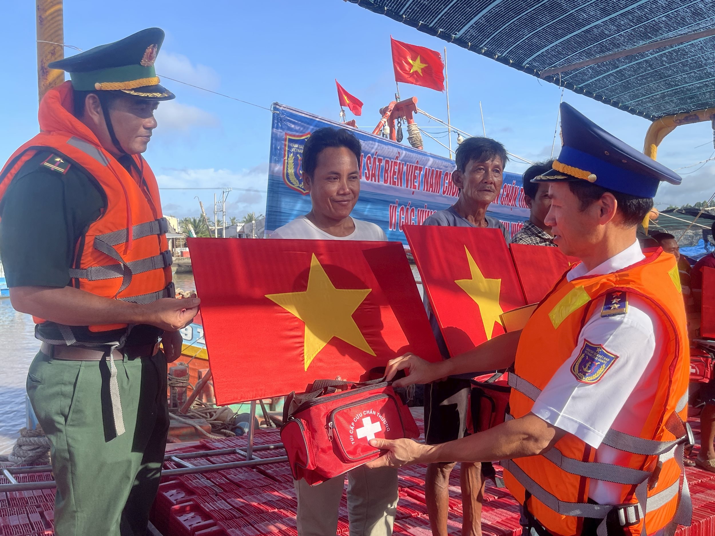 Le colonel Le Van Tu, commissaire politique du commandement de la région 3 des garde-côtes, a distribué des trousses de médicaments aux pêcheurs.