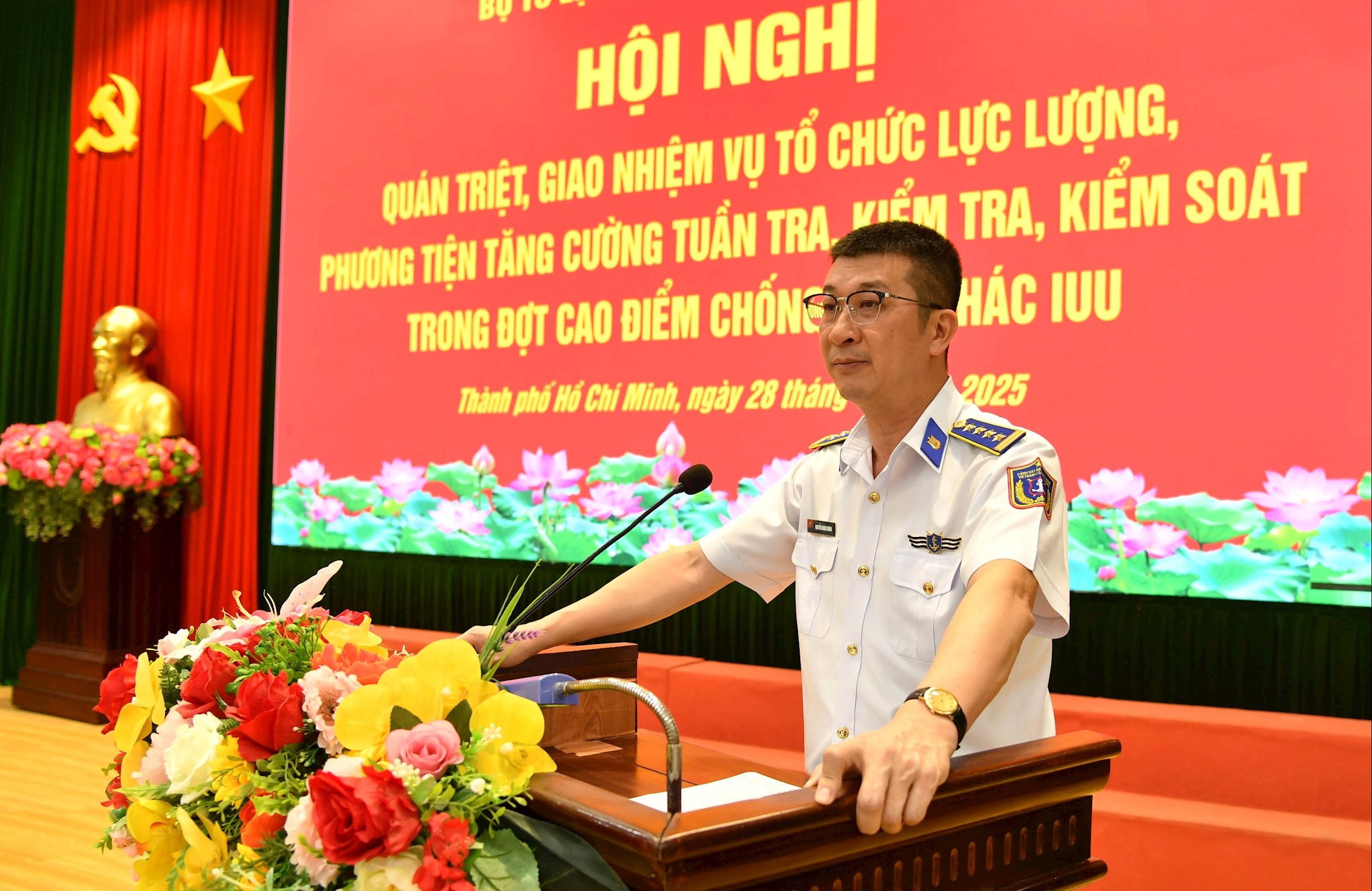 Le colonel Nguyen Minh Khanh, commandant adjoint et chef d'état-major de la région 3 des garde-côtes, a présidé la conférence.