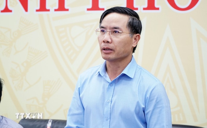 Chủ tịch UBND thành phố Đà Nẵng Phạm Đức Ấn báo cáo tình hình thiệt hại mưa lũ. (Ảnh: Quốc Dũng/TTXVN) ttxvn-da-nang-bao-cao-thu-tuong-ve-thiet-hai-do-mua-lu-8371420.jpg